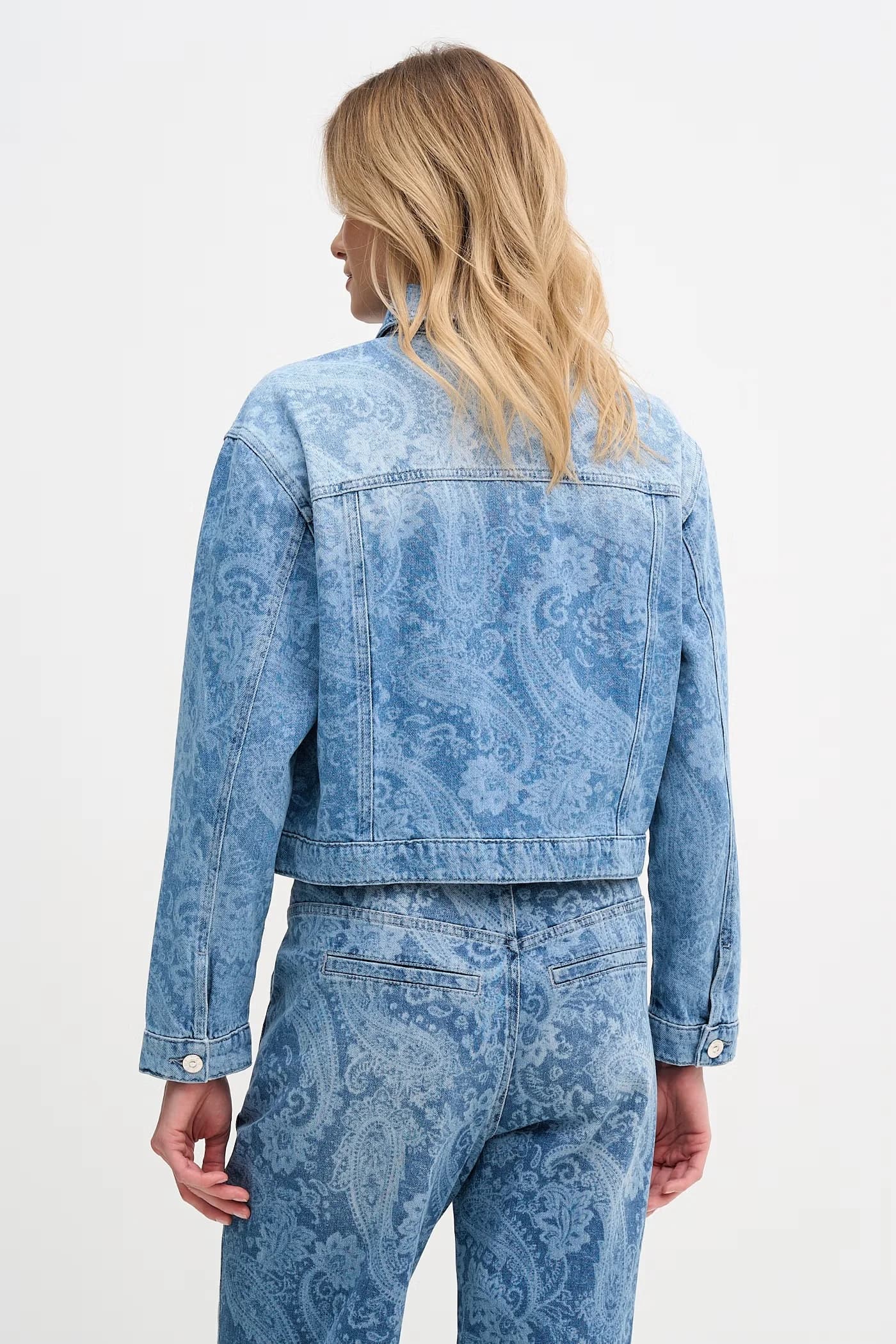 Женская короткая джинсовая куртка - фото 3