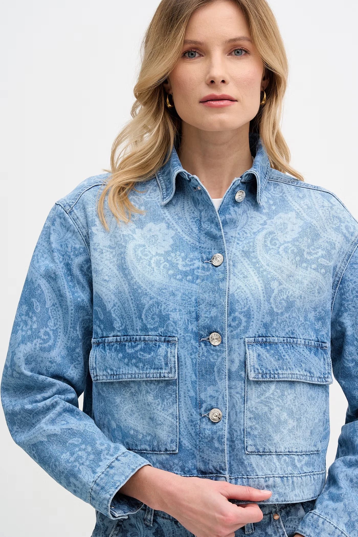 Женская короткая джинсовая куртка - фото 4