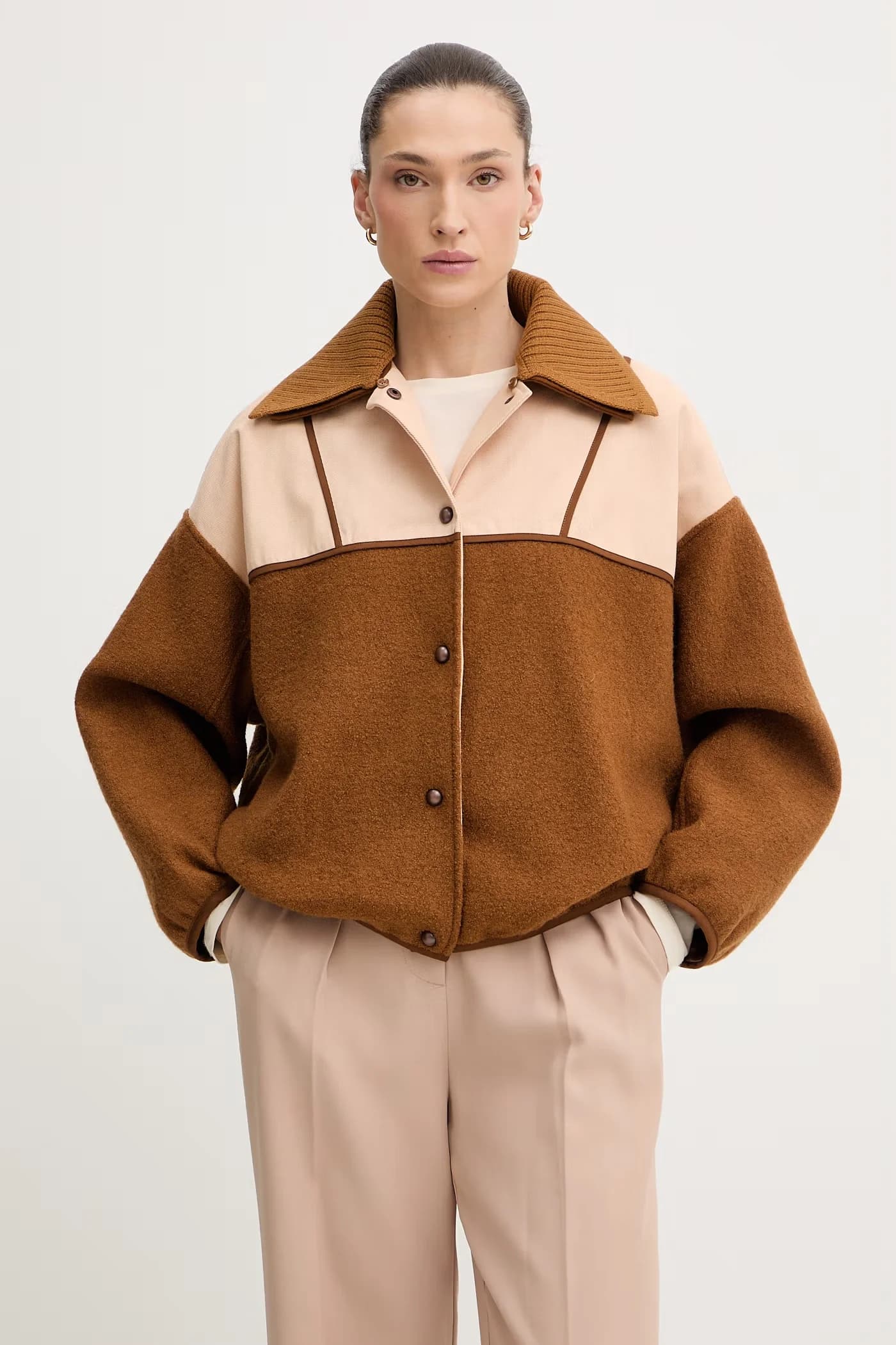 Женская короткая куртка из шерсти