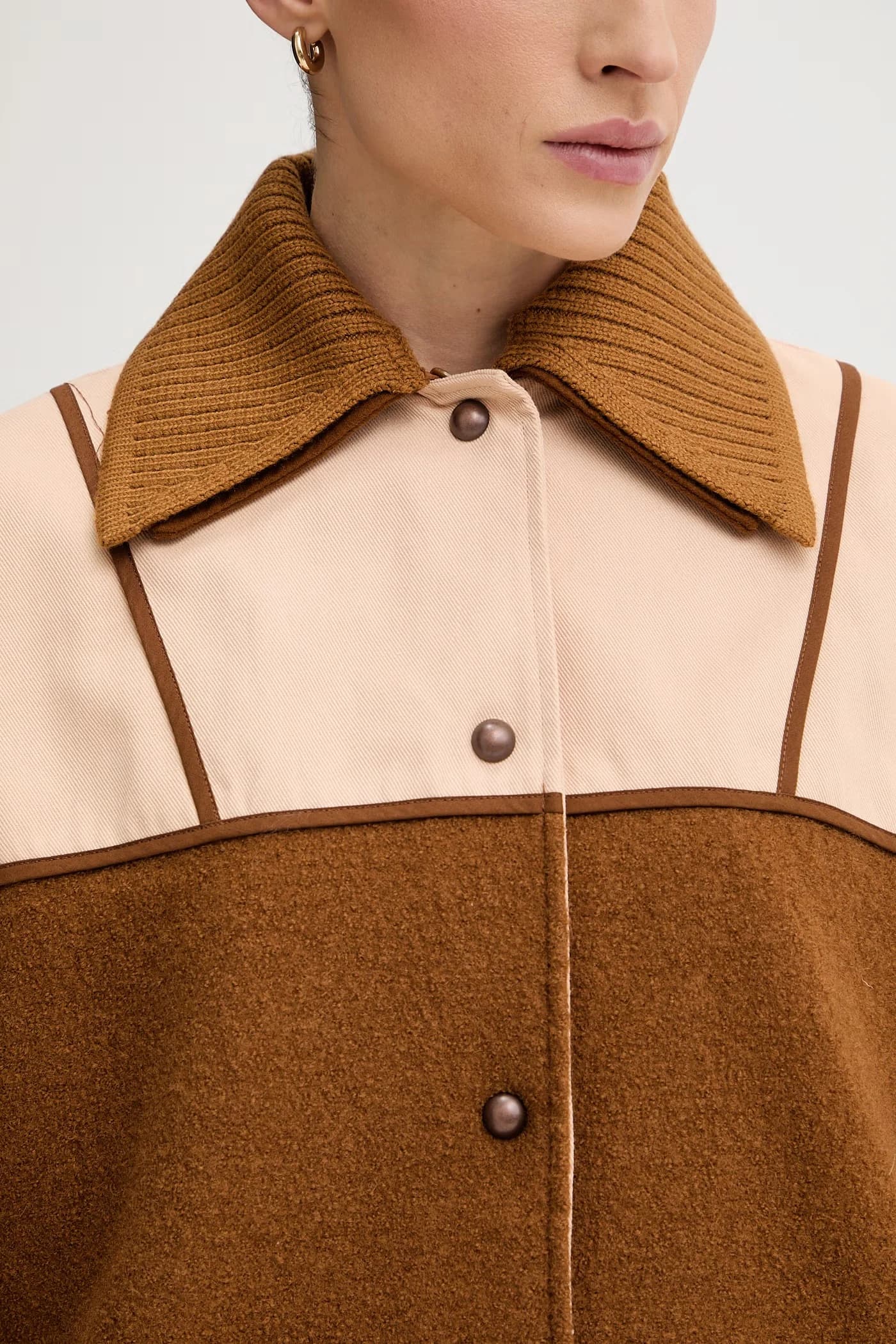 Женская короткая куртка из шерсти - фото 5