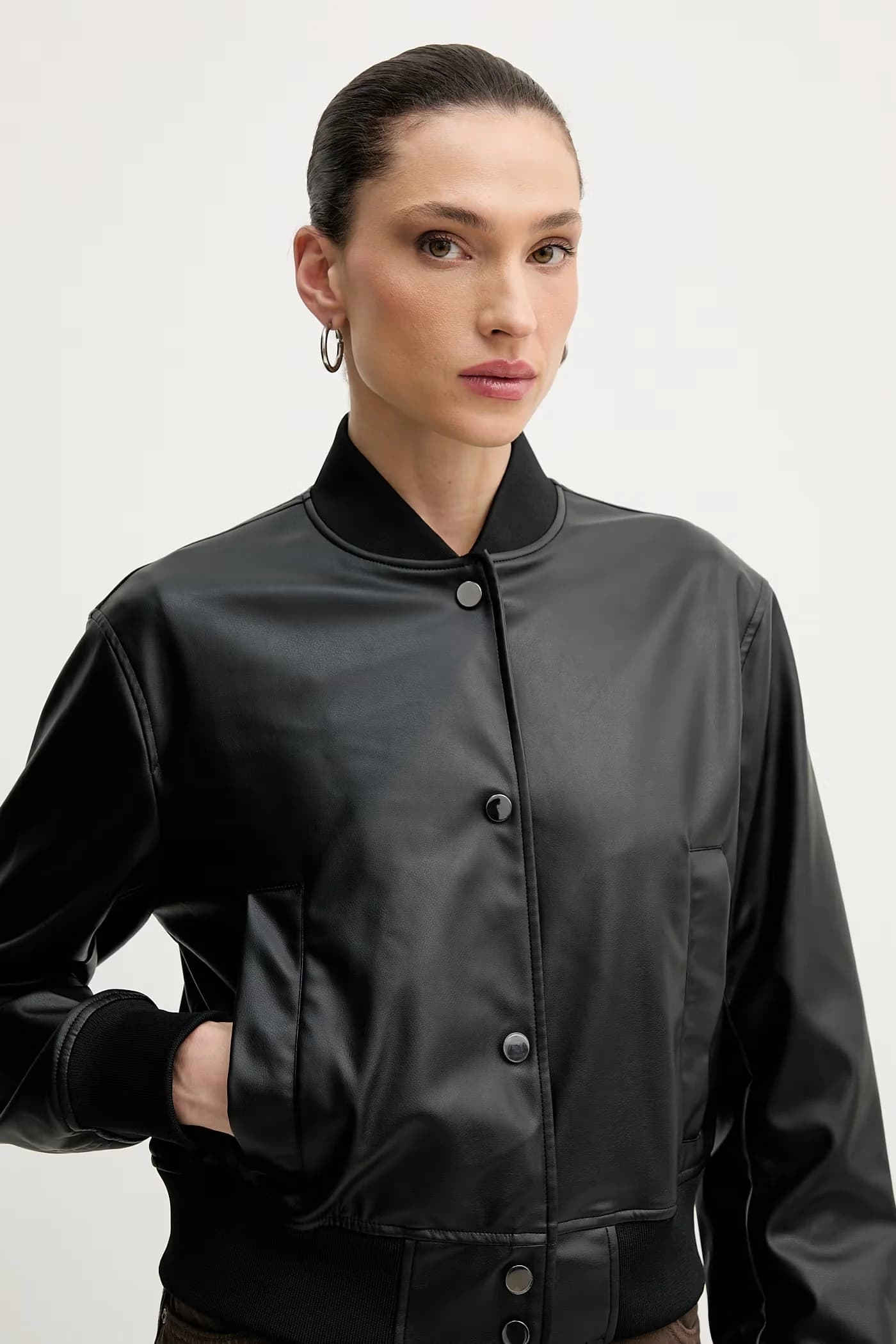 Женская куртка-бомбер - фото 4