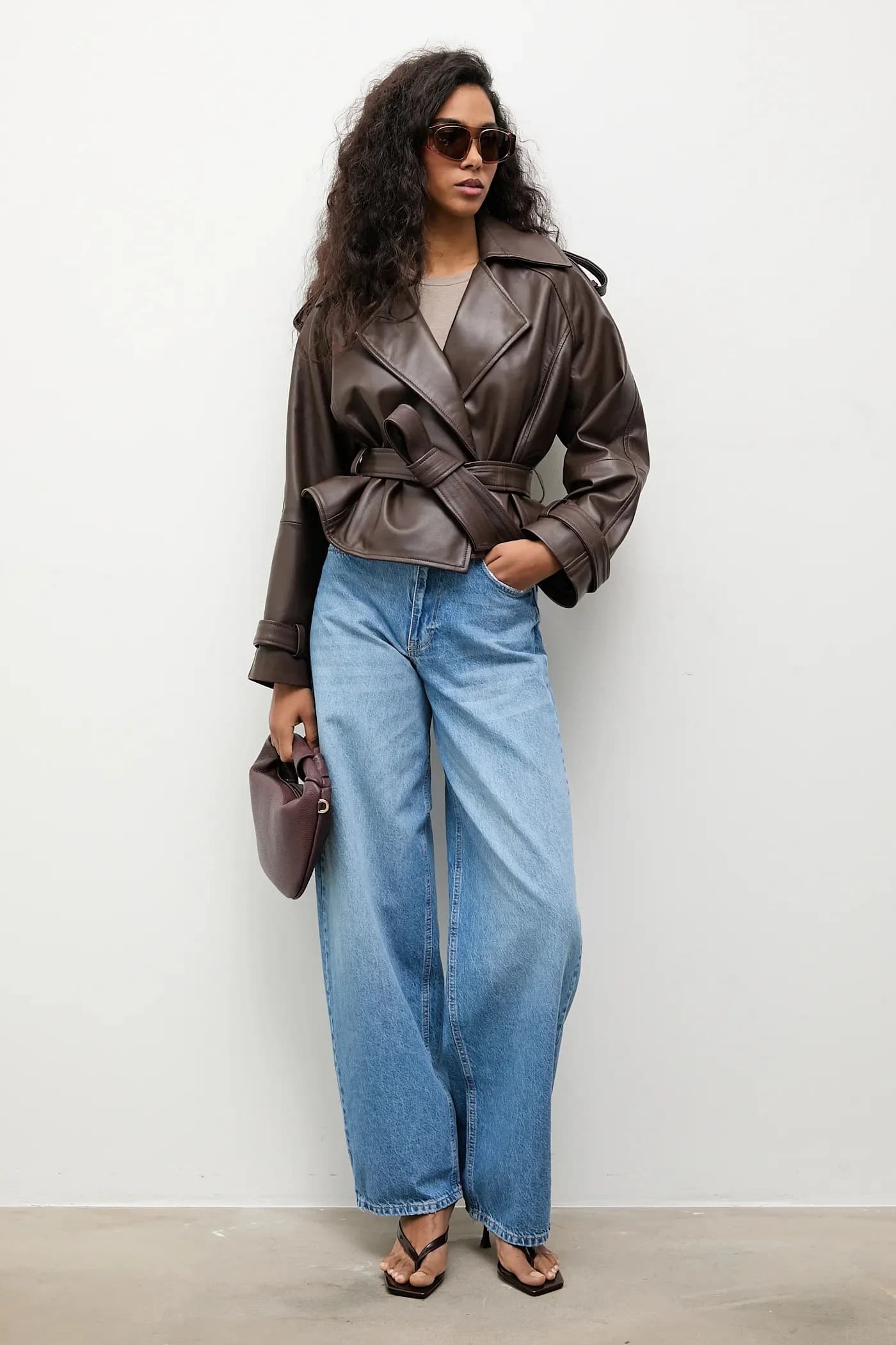 Женская короткая кожаная куртка - фото 2