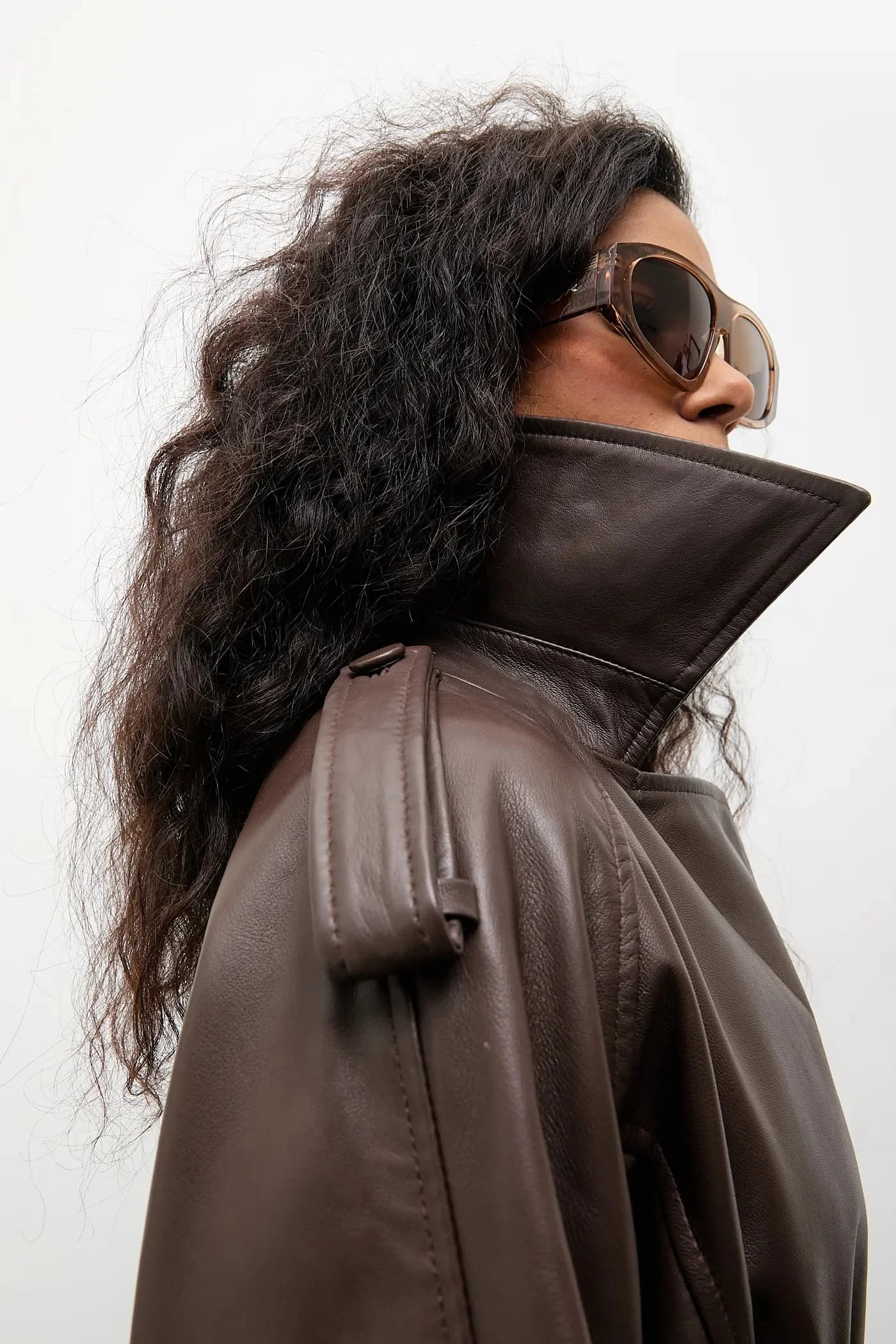 Женская короткая кожаная куртка - фото 6