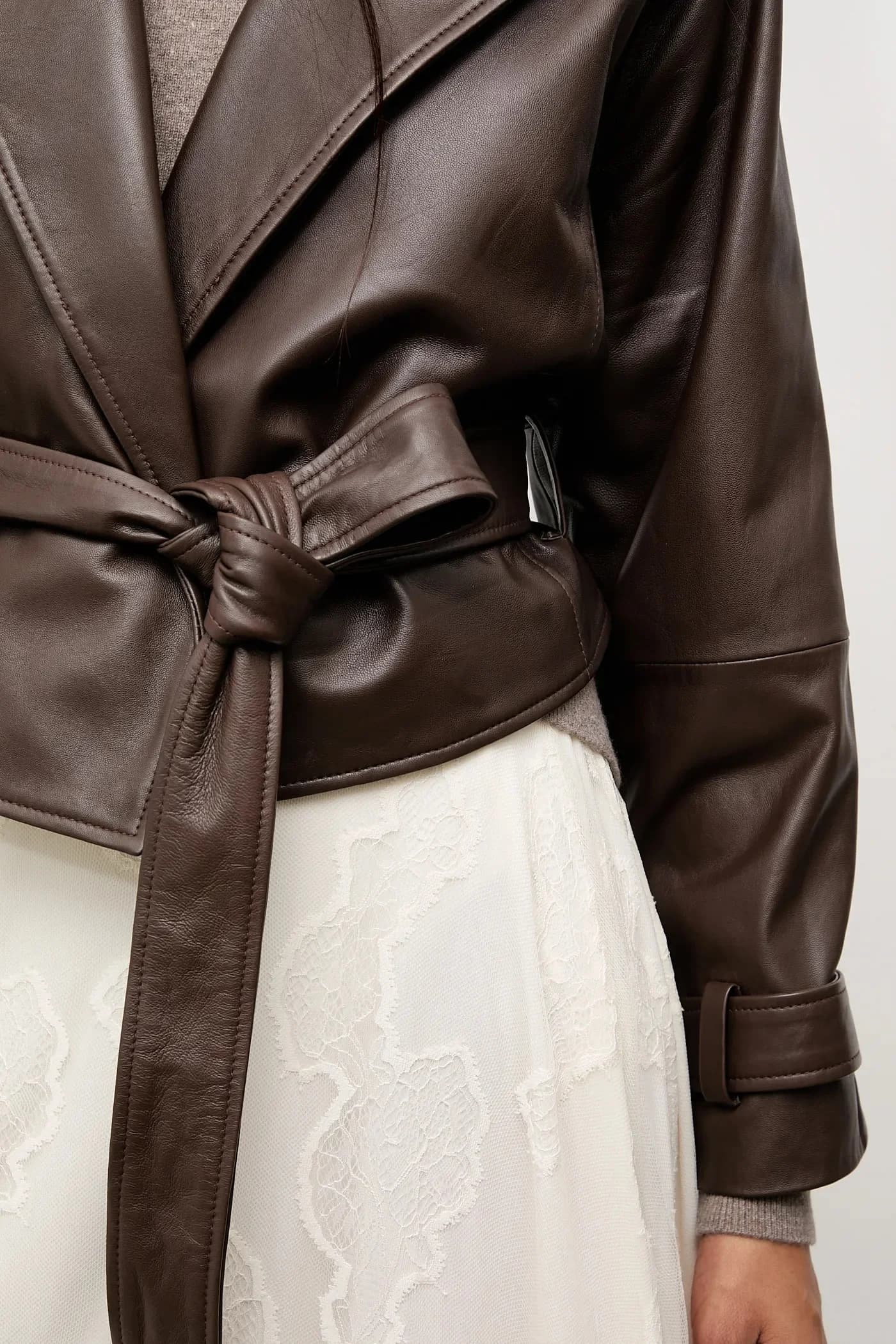 Женская короткая кожаная куртка - фото 7