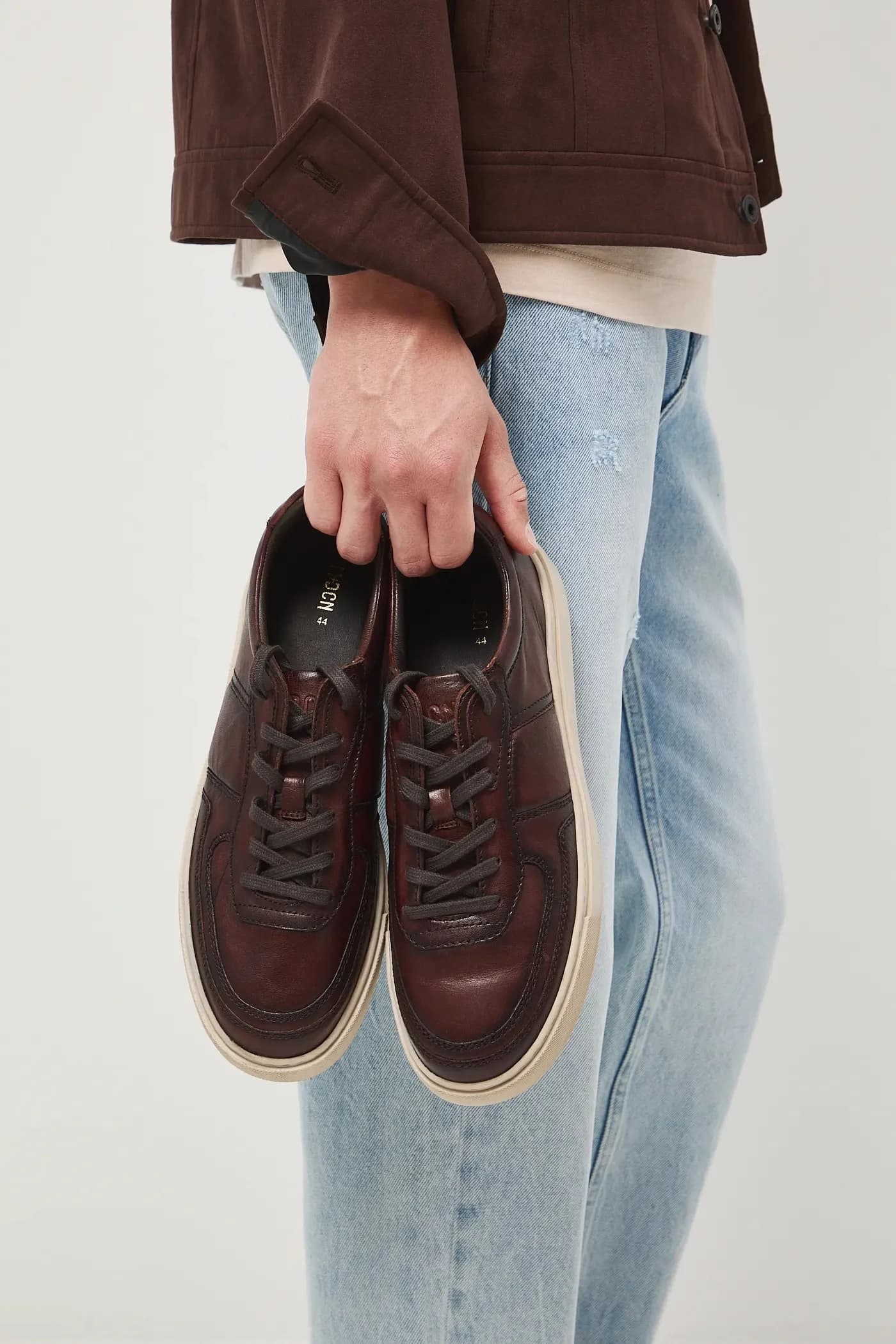 Кожаные кроссовки