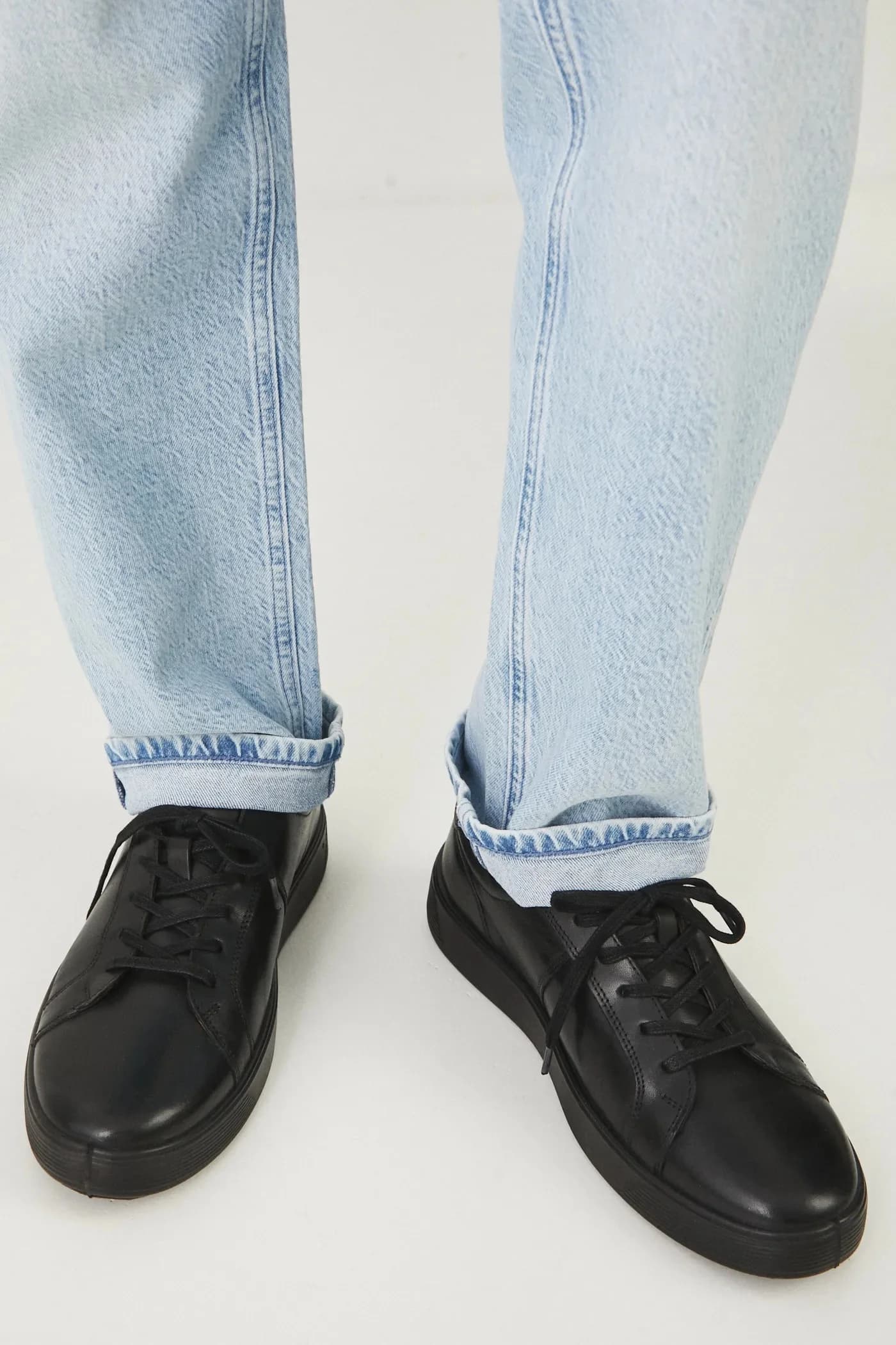 Кожаные кроссовки