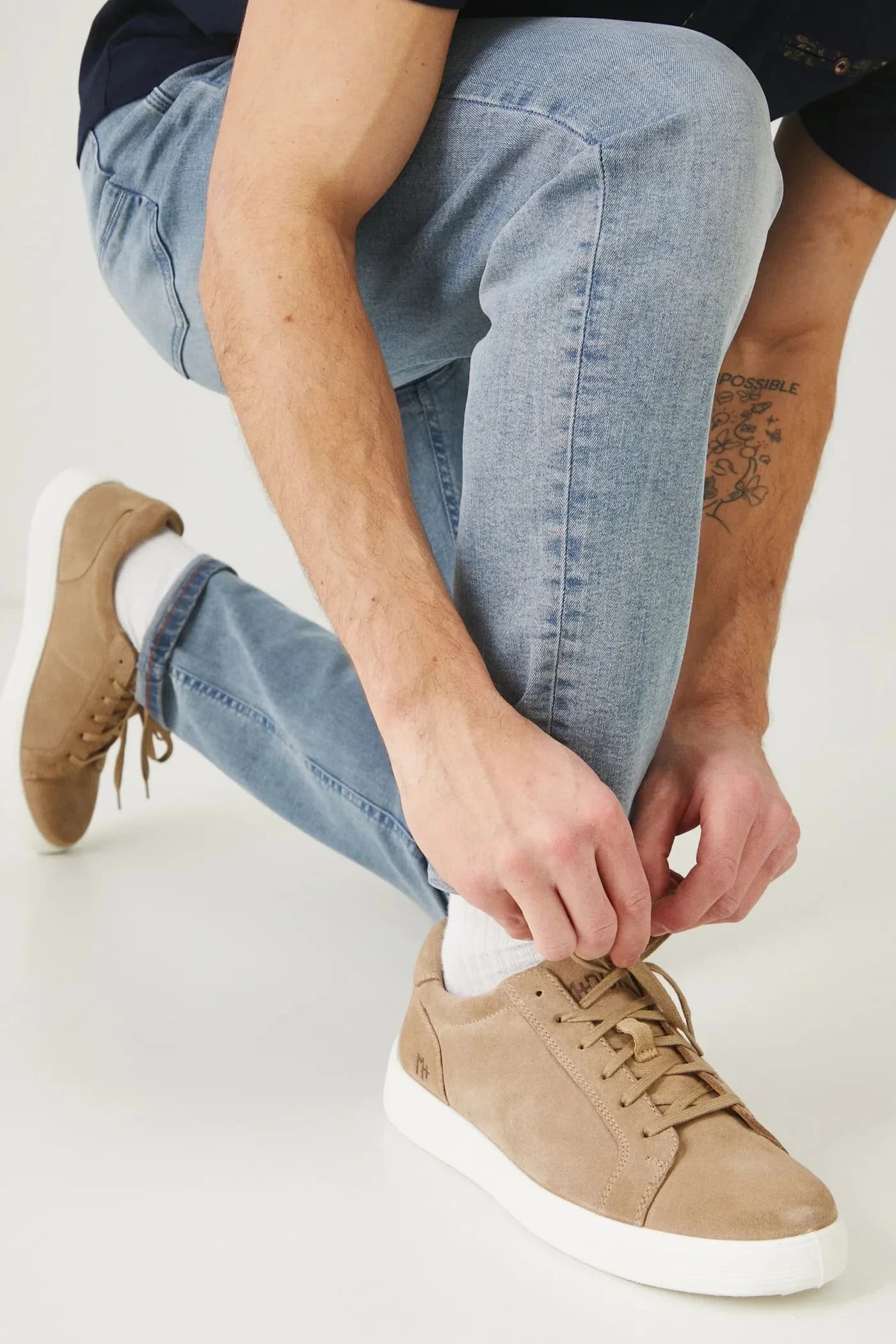 Замшевые кроссовки