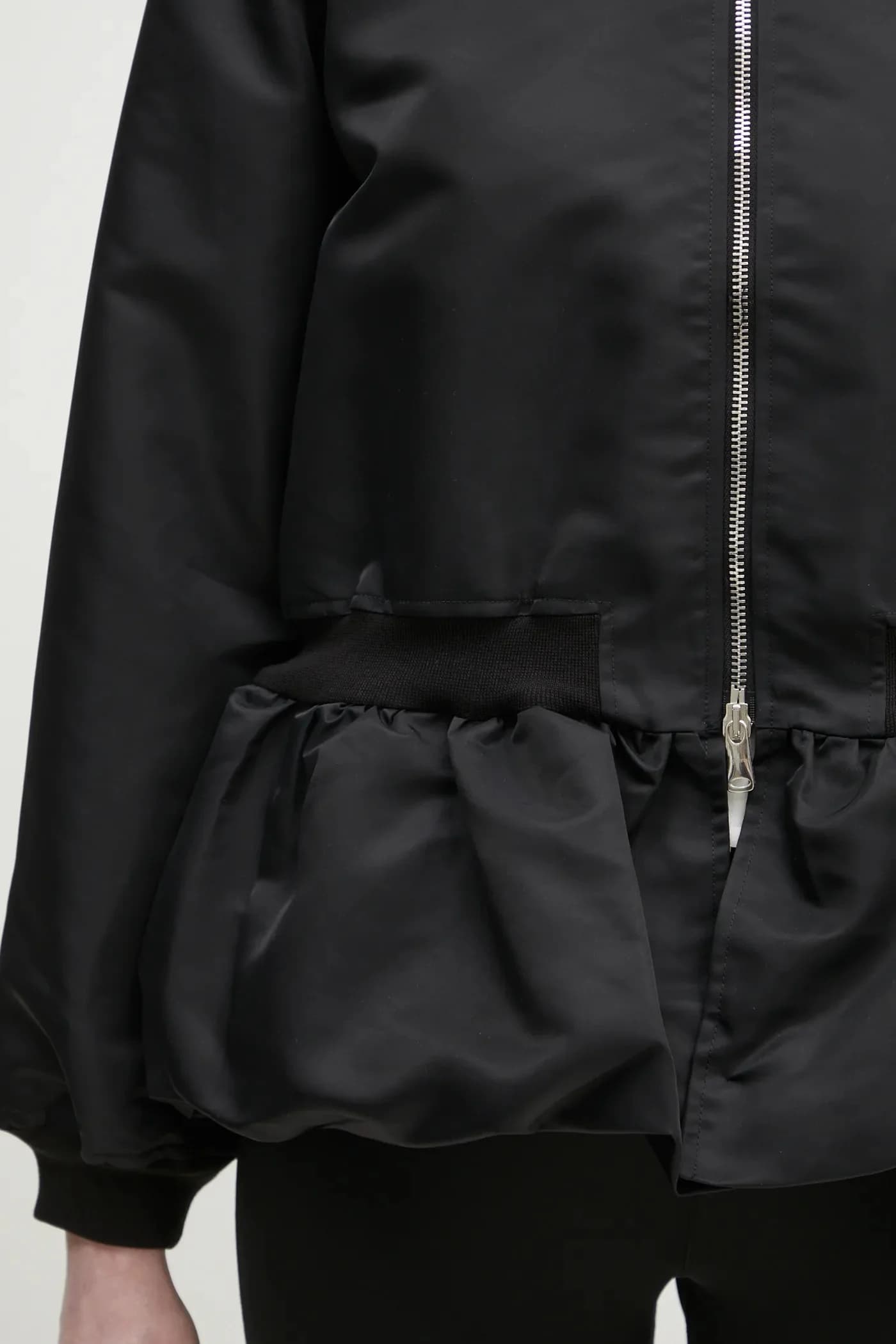 Бомбер со сборками по краю - фото 4