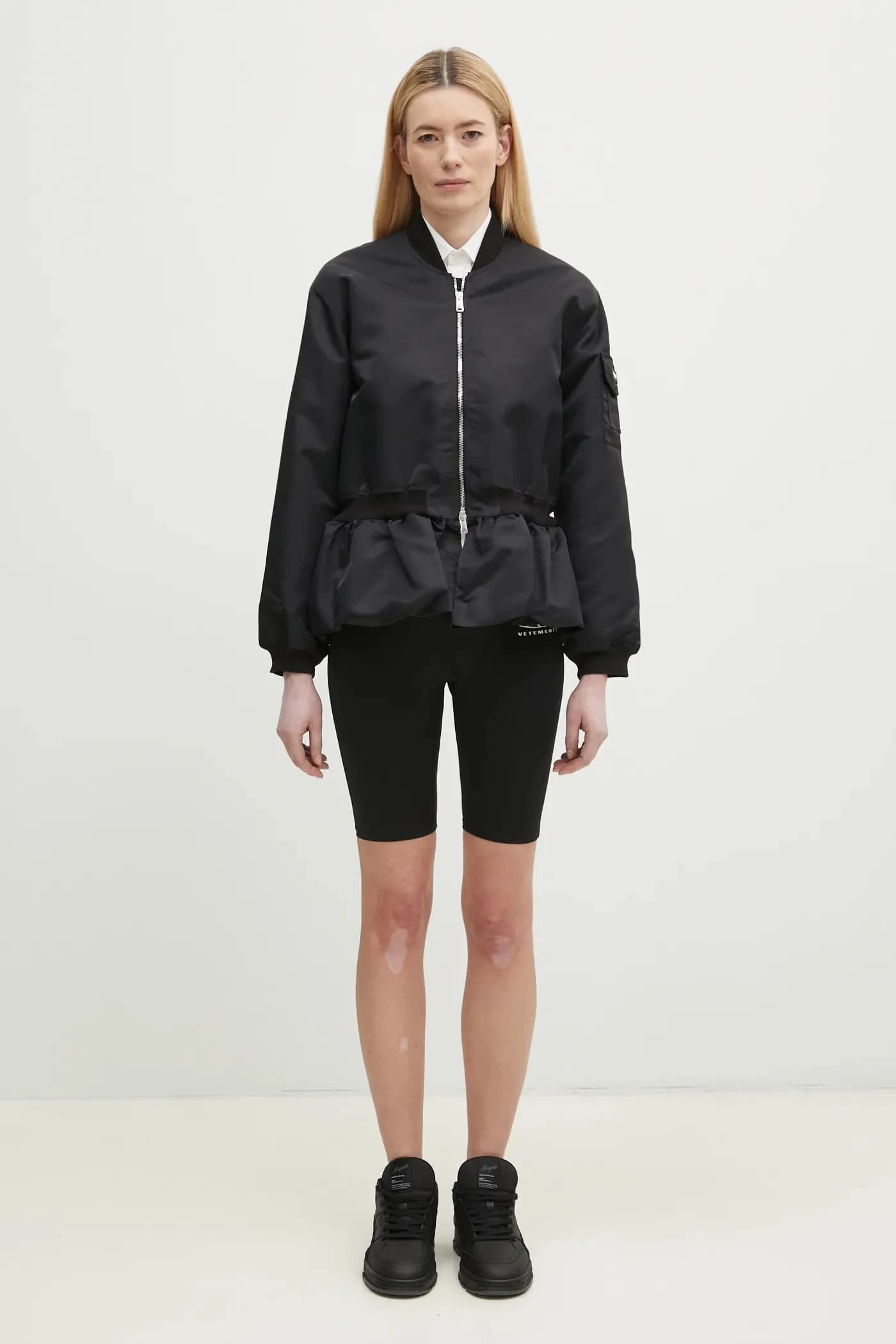 Бомбер со сборками по краю - фото 7