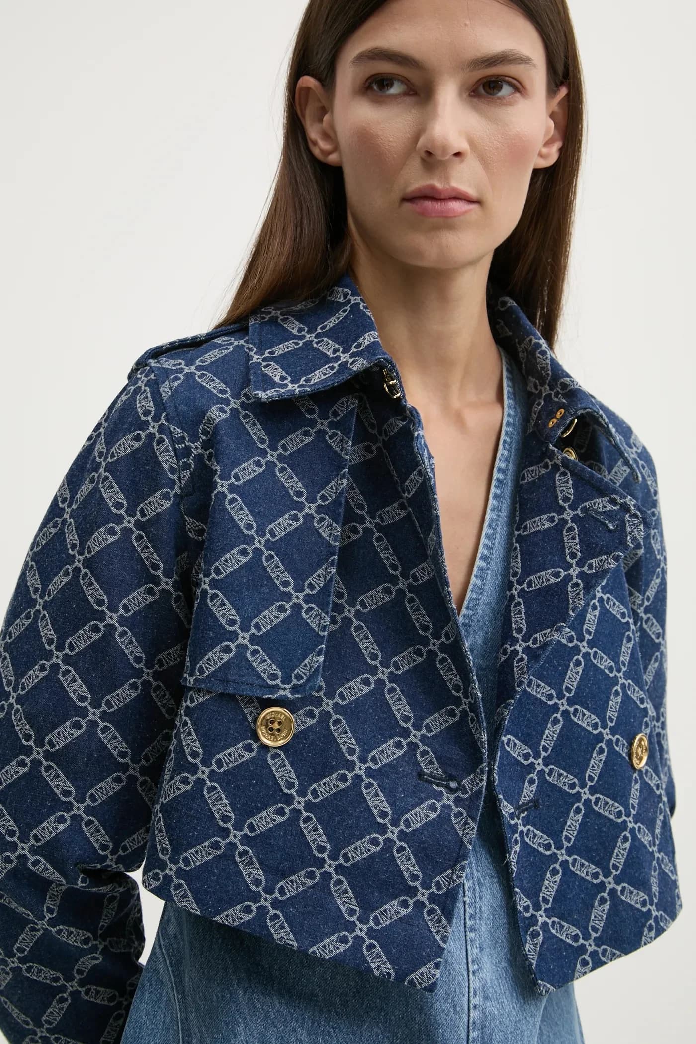 Креативная куртка из переработанного материала