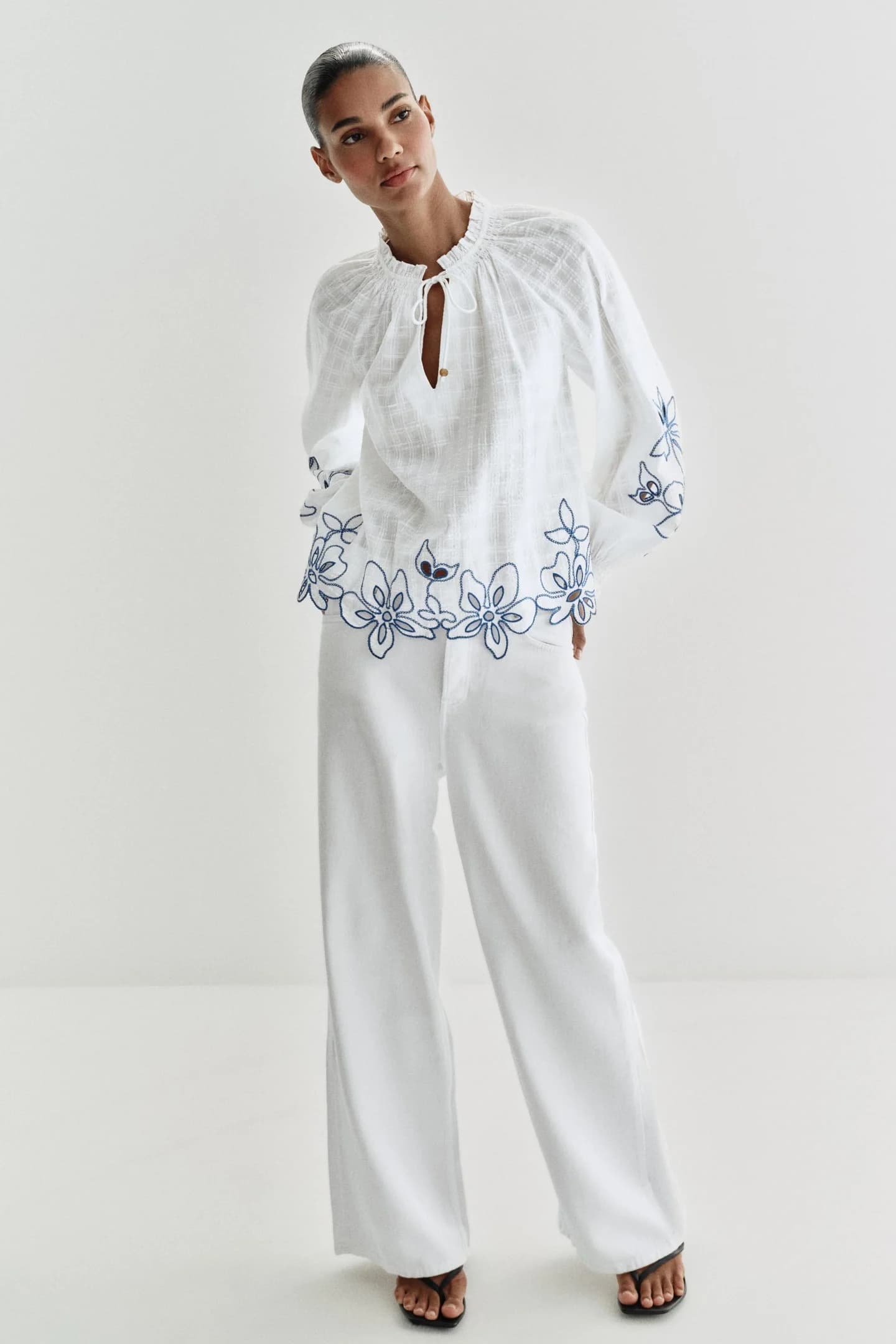 БЛУЗКА С ЦВЕТОЧНОЙ ВЫШИВКОЙ - фото 2