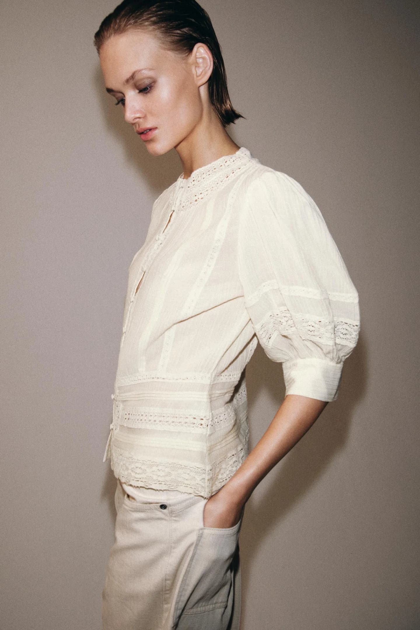 БЛУЗКА С КРУЖЕВОМ В РОМАНТИЧНОМ СТИЛЕ ИЗ КОЛЛЕКЦИИ ZW - фото 2