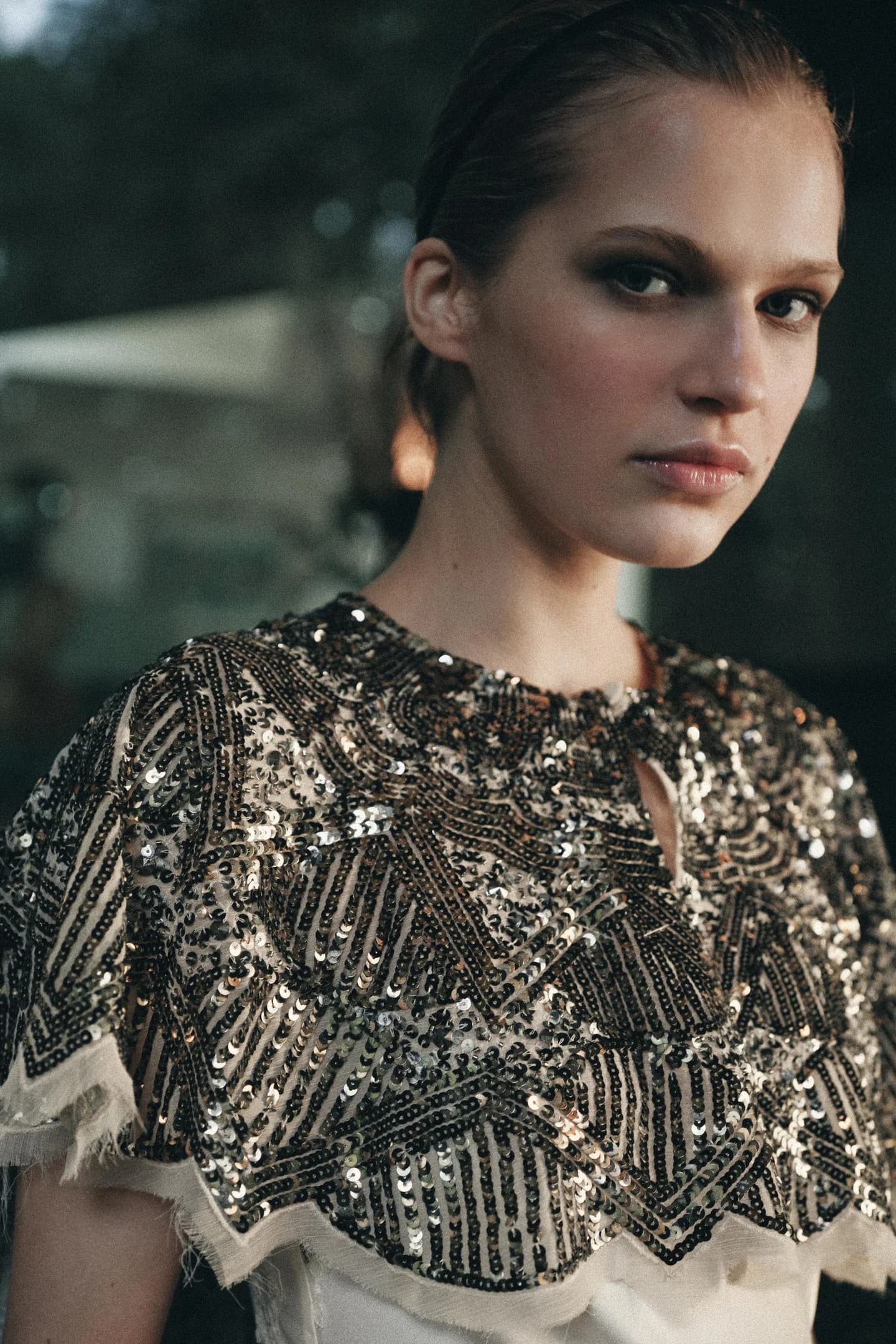 ПАЛЬТО-КЕЙП С ВЫШИВКОЙ И ПАЙЕТКАМИ - фото 2