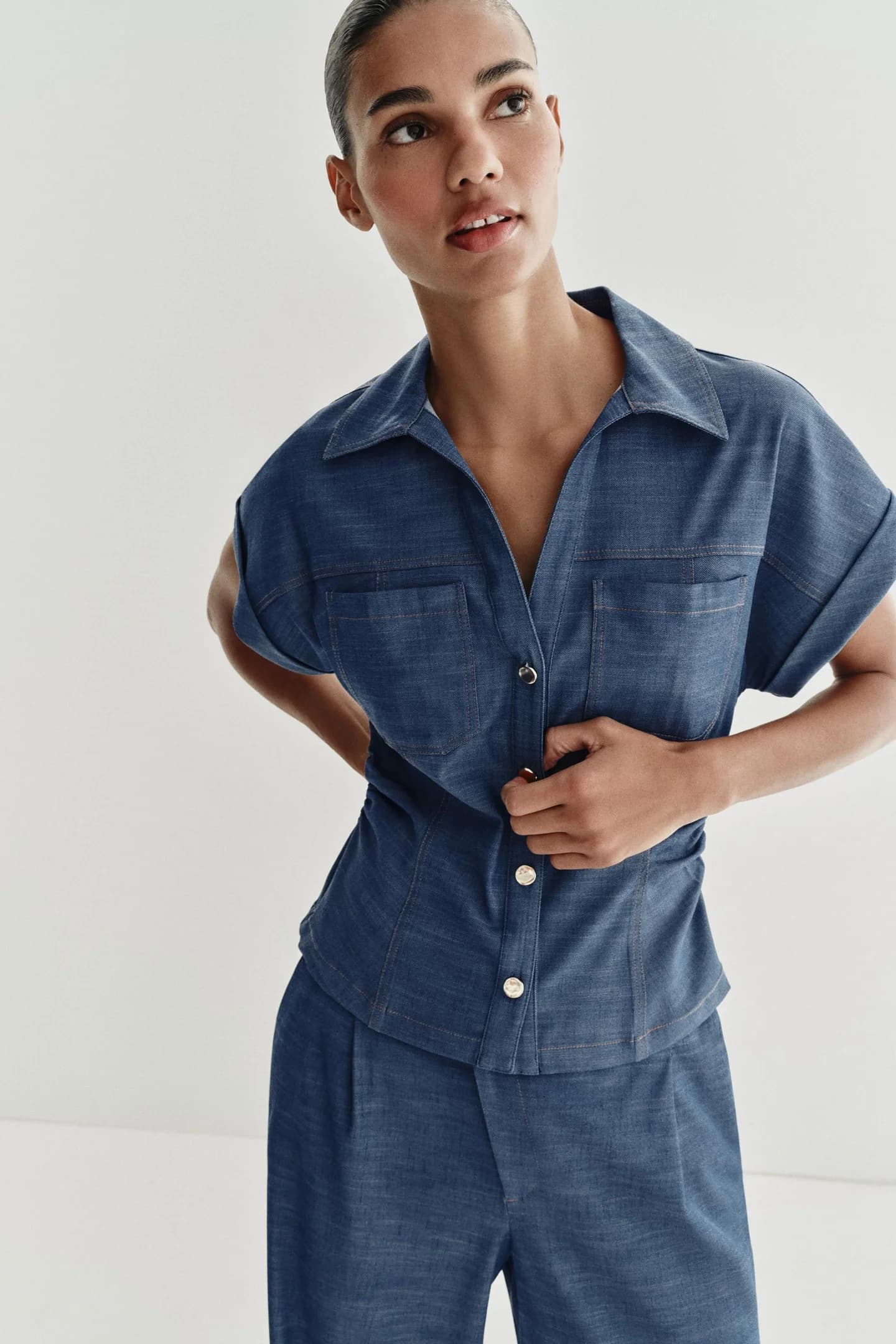 РУБАШКА В РЕБРУСКУ С ДРАПИРОВКОЙ - фото 2