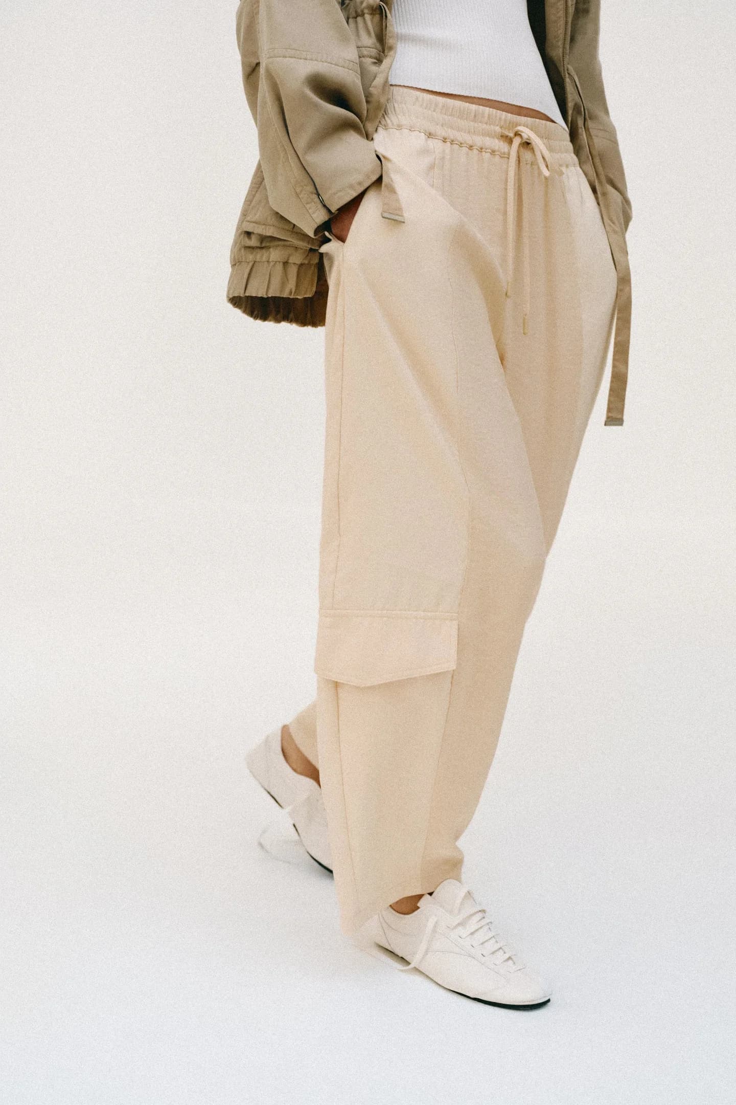 БРЮКИ-БОЧКИ ИЗ КОМБИНИРОВАННОЙ ТКАНИ - фото 2