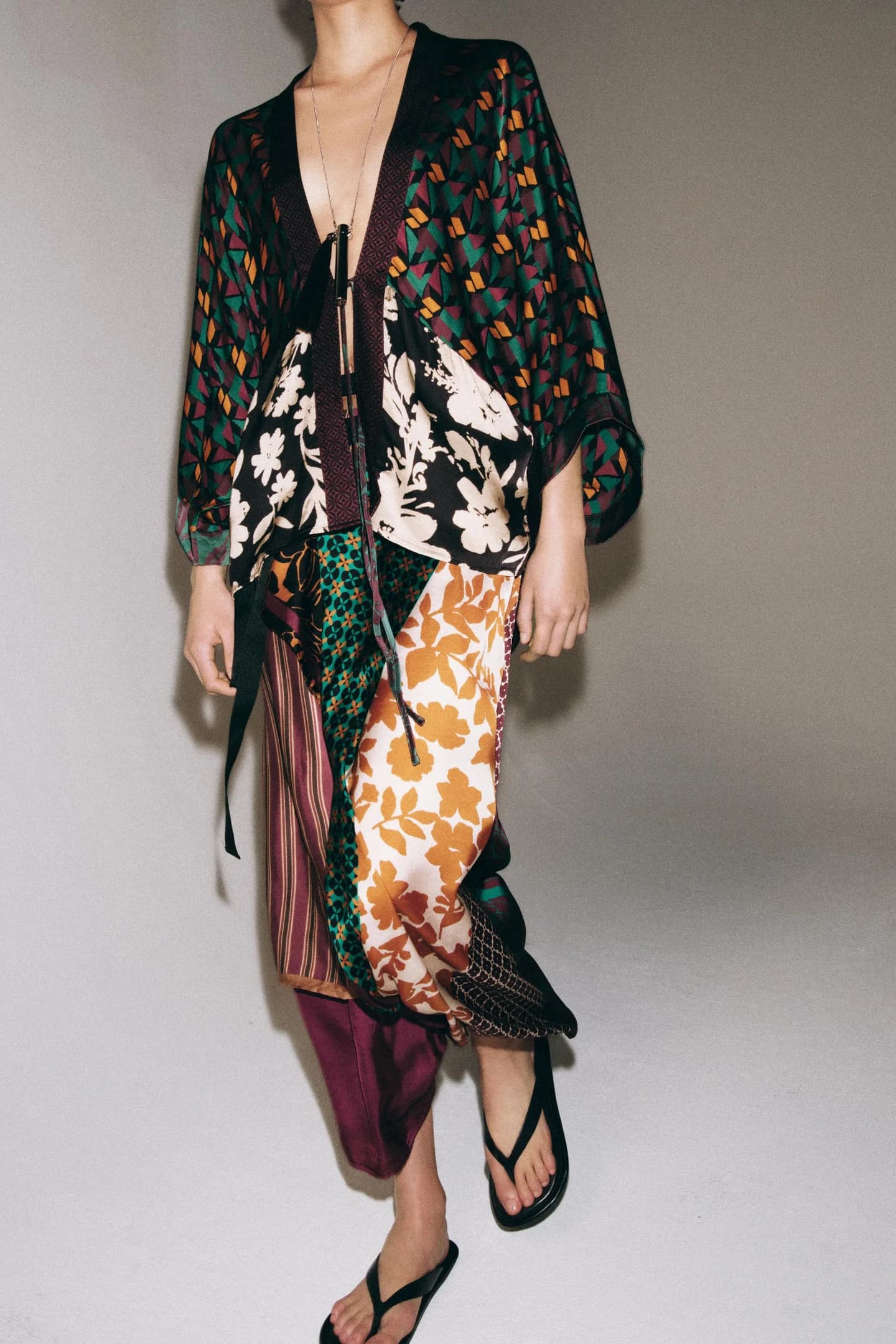 АТЛАСНОЕ КИМОНО С УЗОРАМИ