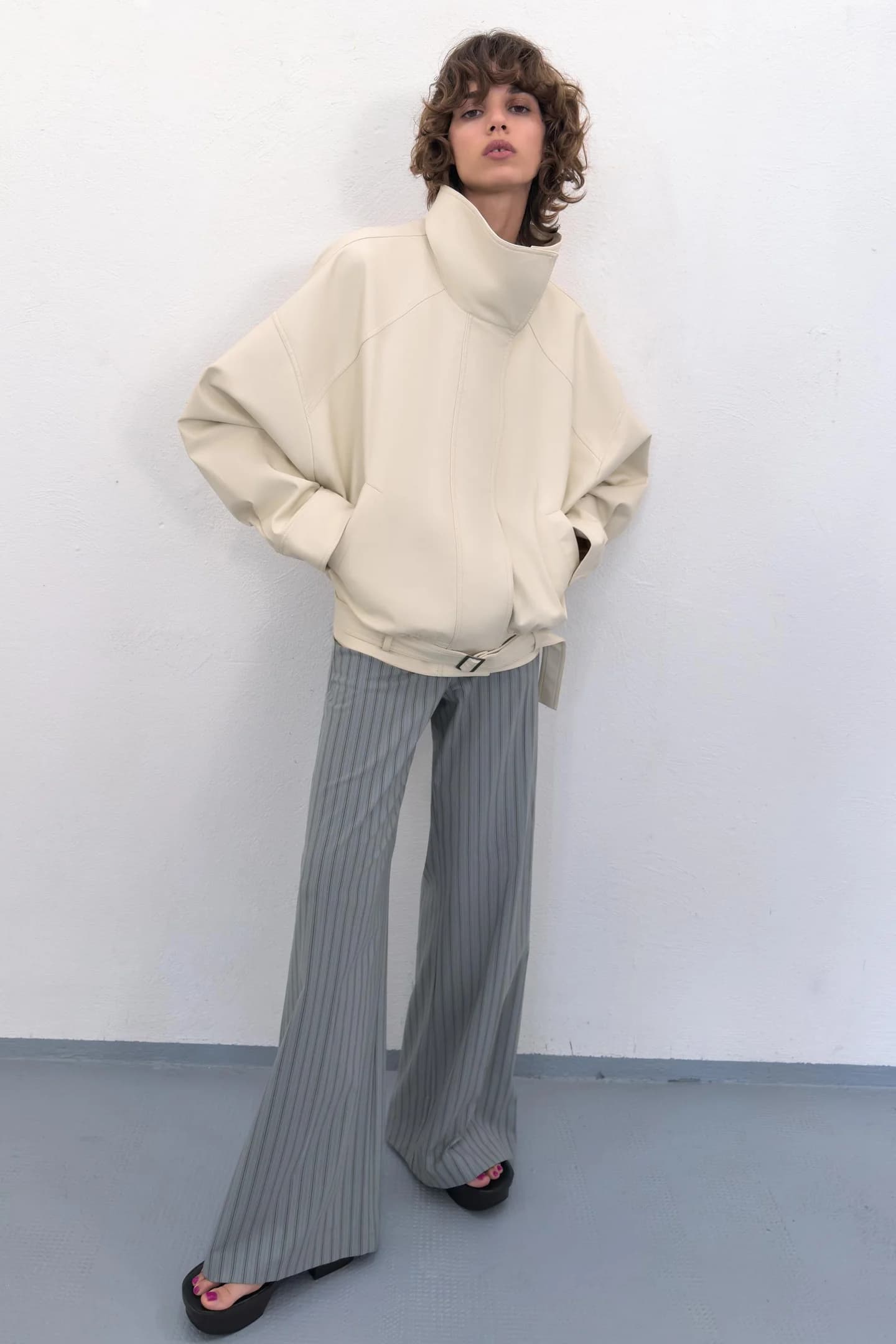 КУРТКА-БОМБЕР ИЗ ИСКУССТВЕННОЙ КОЖИ - фото 2