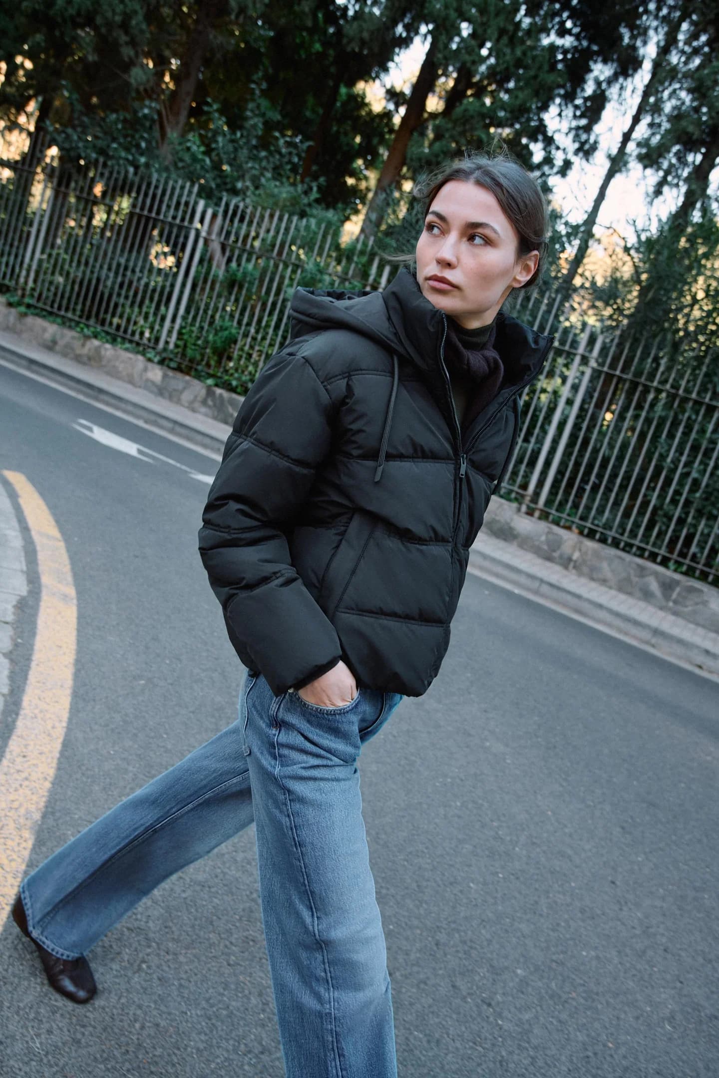 КОРОТКАЯ ВЕТРОНЕПРОНИЦАЕМАЯ КУРТКА ИЗ ГИДРОФОБНОЙ ТКАНИ