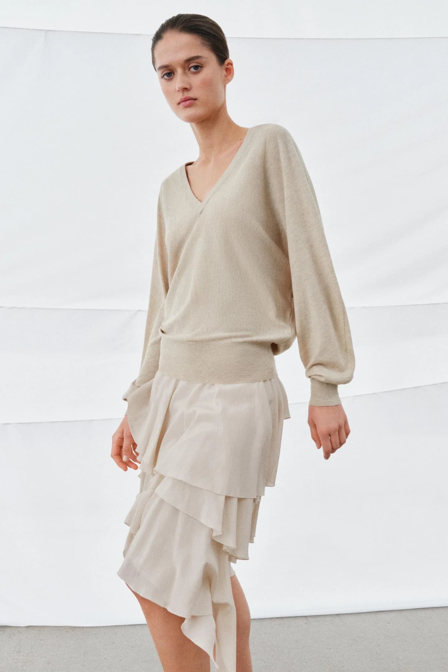 ШЕРСТЯНОЙ СВИТЕР С V-ОБРАЗНЫМ ВЫРЕЗОМ