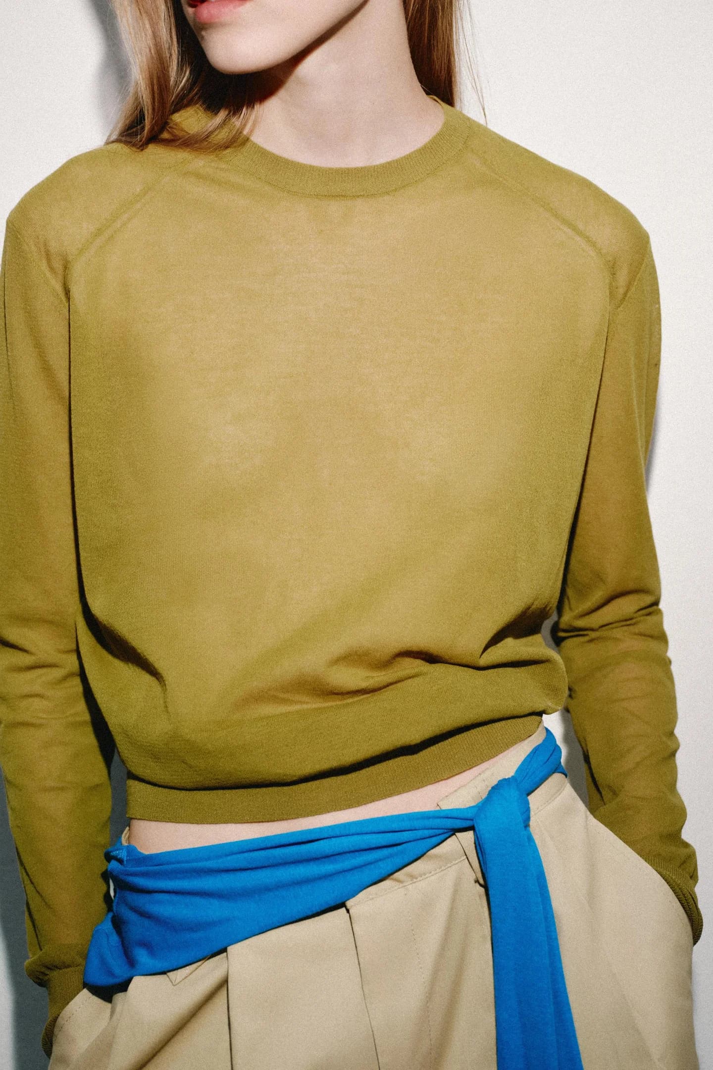 ТРИКОТАЖНЫЙ СВИТЕР С ОТСТРОЧКОЙ НА ПЛЕЧЕ