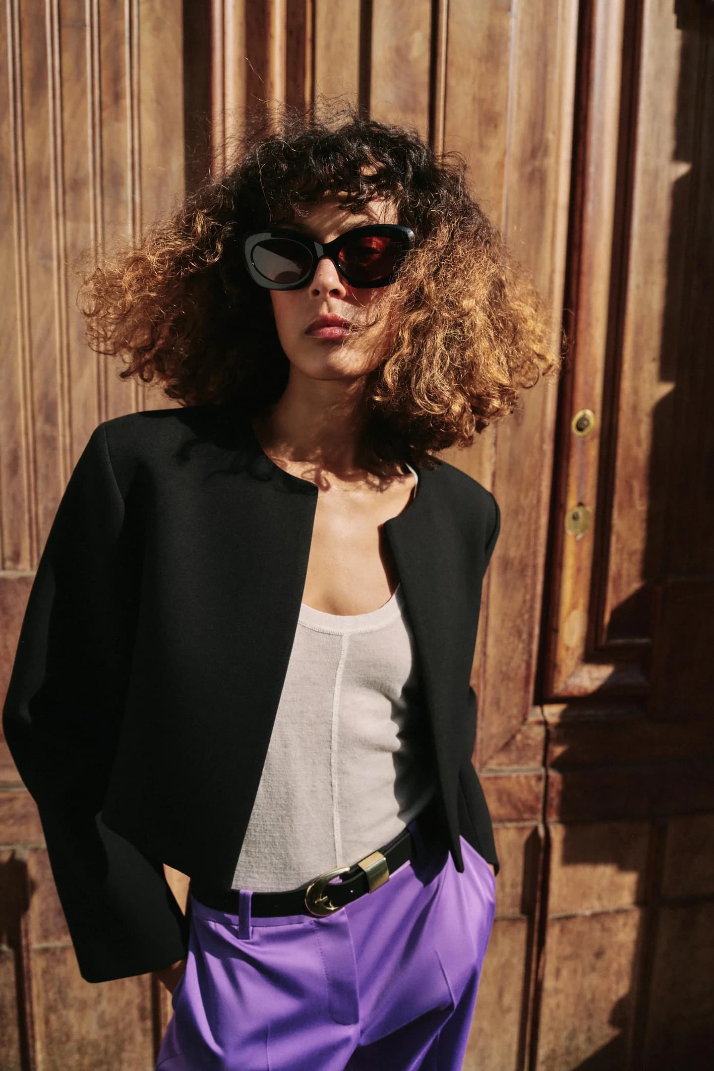 КОРОТКАЯ КУРТКА С ПОДУШКАМИ НА ПЛЕЧАХ