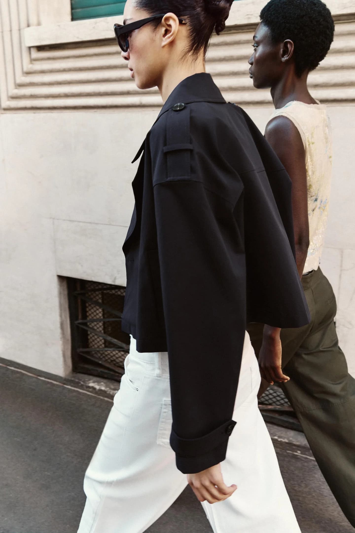 КОРОТКОЕ ДВОЙНОЕ ПАЛЬТО С ШЛЕЗОМ - фото 2