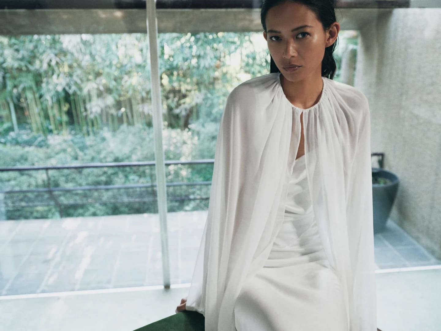 ДЛИННОЕ ПАЛЬТО-КЕЙП С АСИММЕТРИЧНЫМ КРАЙОМ