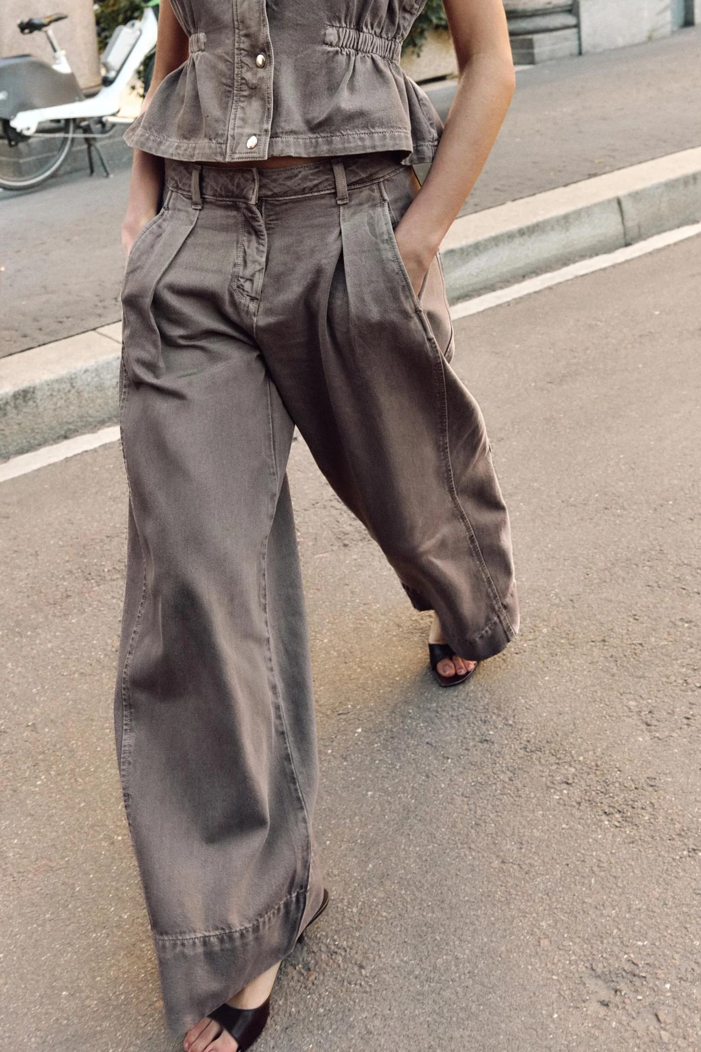 ДЖИНСЫ Z1975 С ШИРОКИМИ НОГИМИ, СРЕДНЕЙ ПОСАДКОЙ И ПОВОРОТОКАМИ