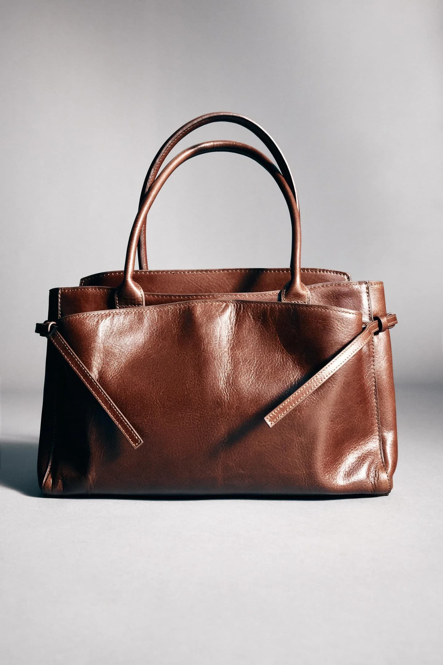 КОЖАНАЯ ГОРОДСКАЯ СУМКА