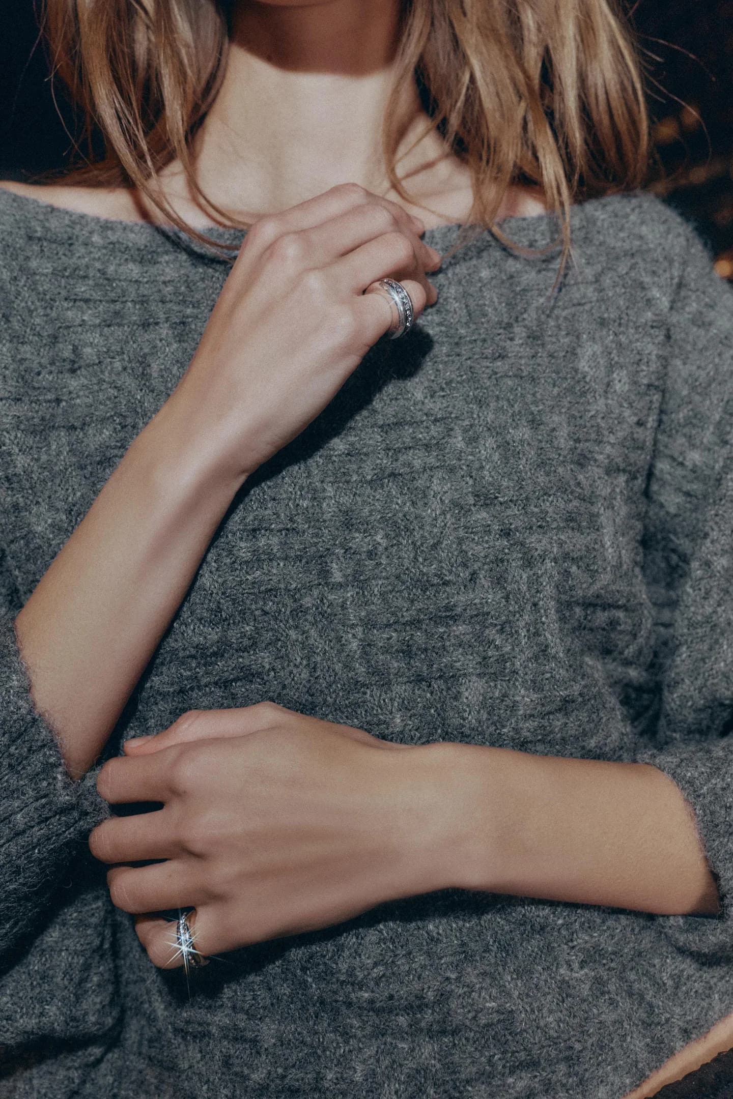 НАБОР ИЗ 2-х МЕТАЛЛИЧЕСКИХ КОЛЬЦО НА МИНИЗИНЕ С БЛЕСТЯЩИМИ АППЛИКАЦИЯМИ - фото 2