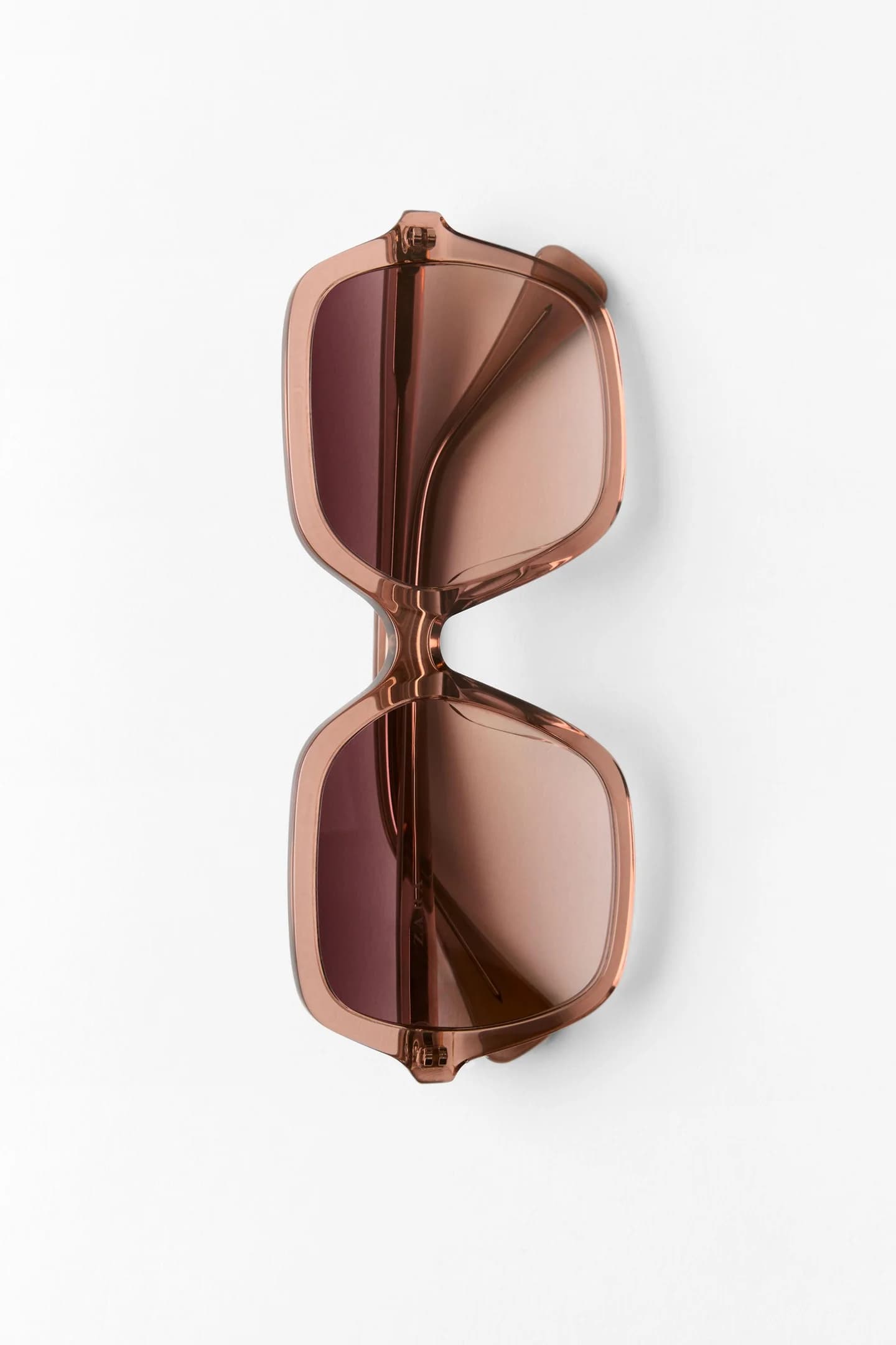 СОЛНЦЕЗАЩИТНЫЕ ОЧКИ В КВАДРАТНОЙ ОРМАКЕ