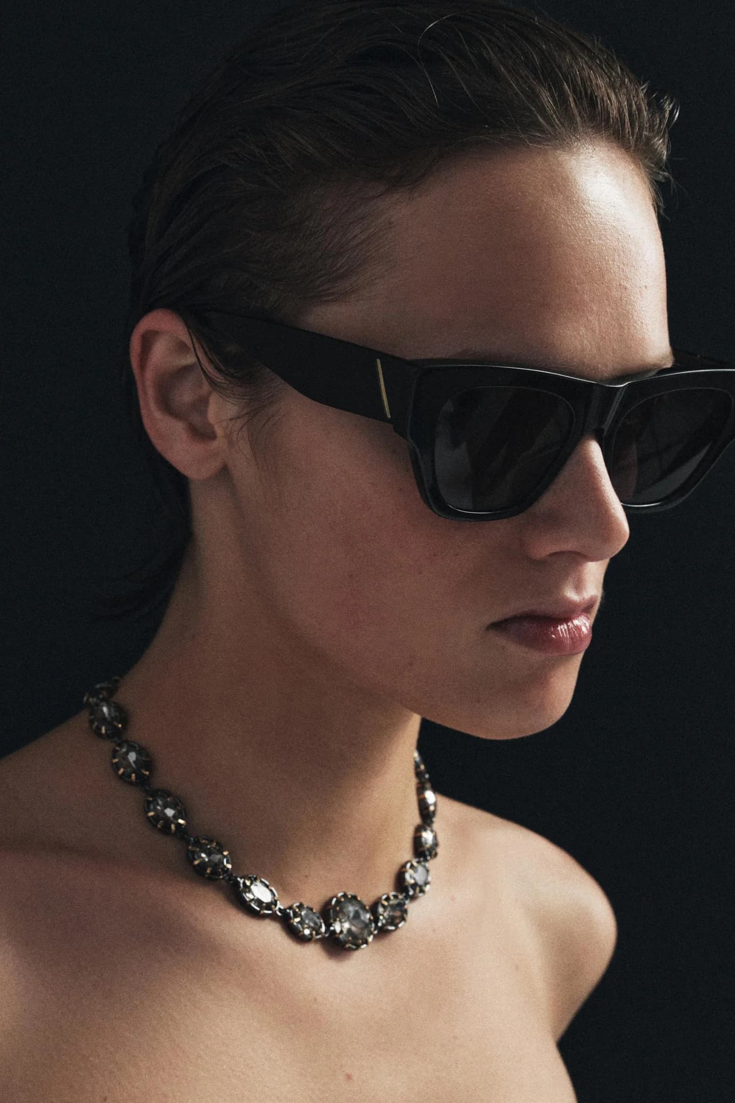 МЕТАЛЛИЧЕСКОЕ ОЖЕРЕЛЬЕ С ДЕКОРАТИВНЫМИ ЭЛЕМЕНТАМИ