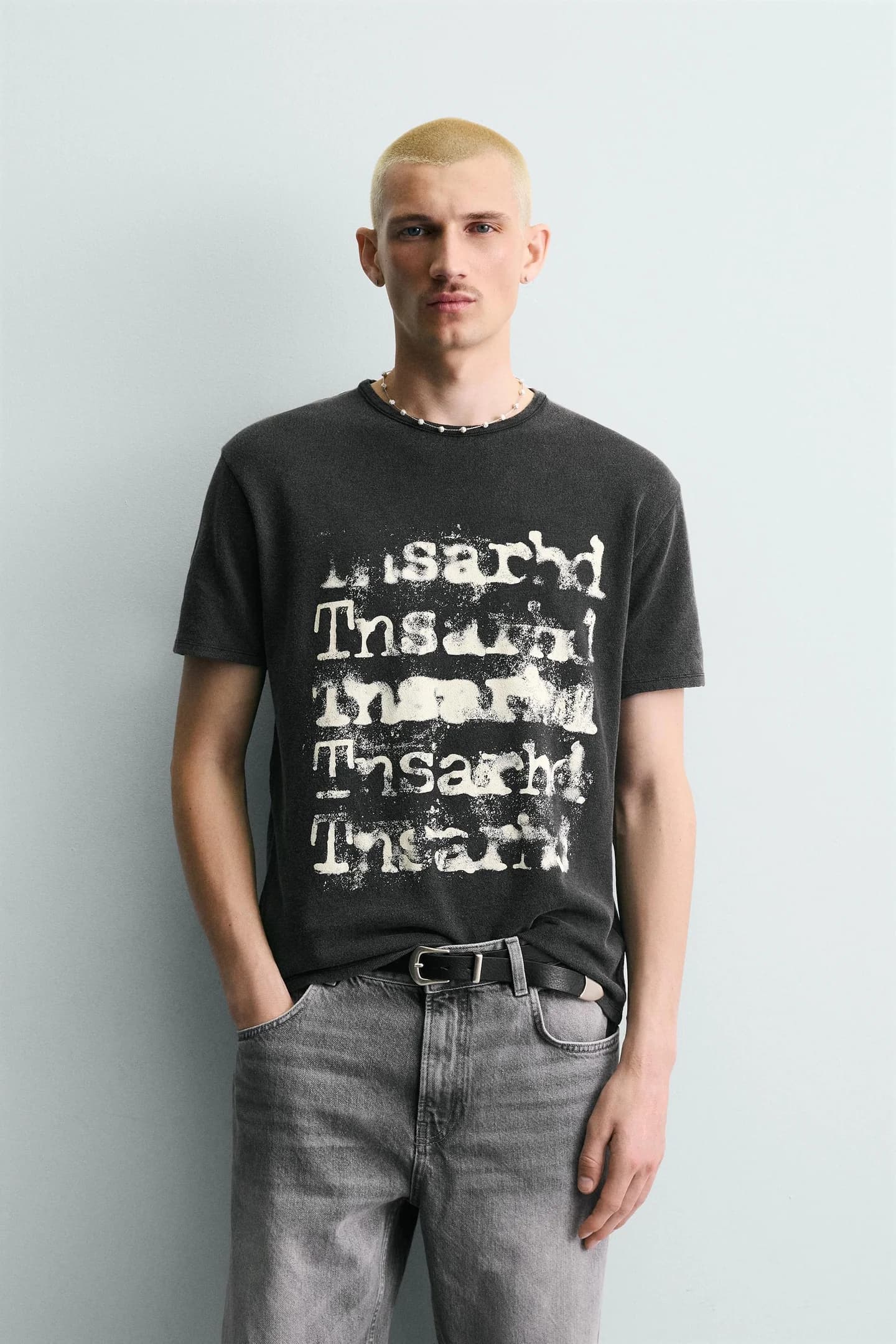 ТРИКОТАЖНАЯ ФУТБОЛКА С ПРИНТОМ И ЭФФЕКТОМ СТИРКИ