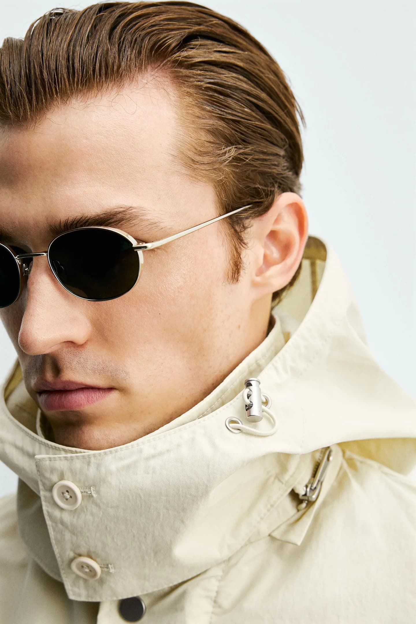 КОРОТКАЯ ПАРКА ИЗ ТЕХНИЧЕСКОЙ ТКАНИ С КАПЮШОНОМ - фото 2