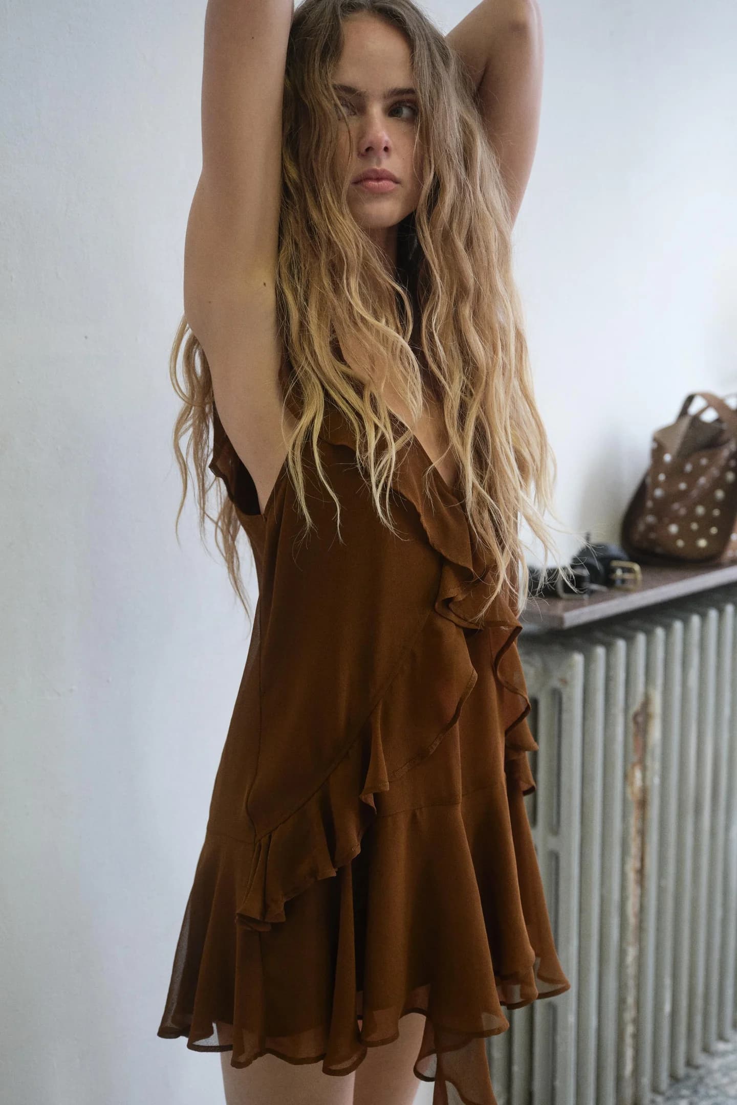 КОРОТКОЕ ПЛАТЬЕ С ОРУШАМИ - фото 2