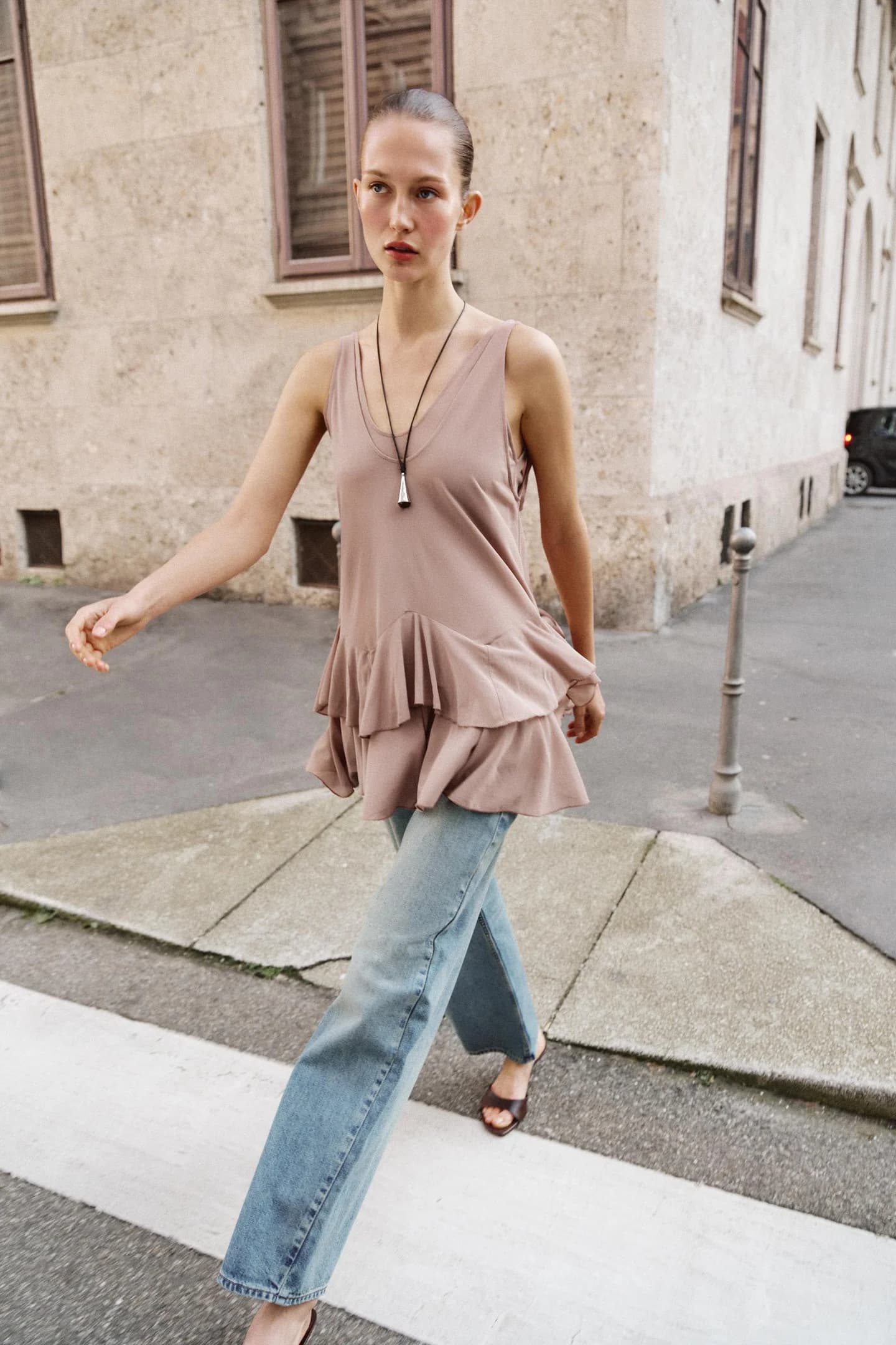 КОРОТКОЕ ПЛАТЬЕ С ОРУШАМИ - фото 2