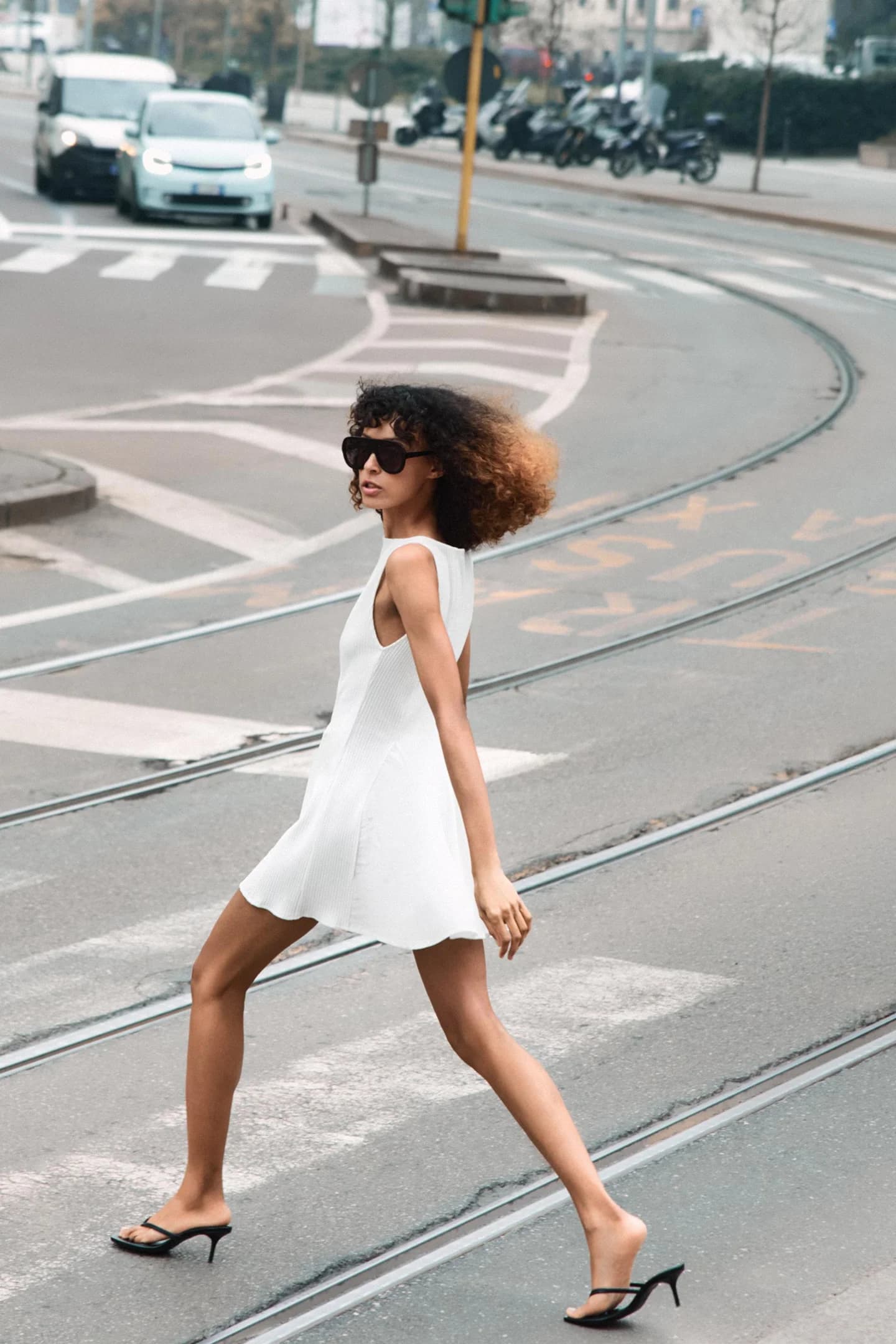 ПЛАТЬЕ ИЗ КОМБИНИРОВАННОЙ ТКАНИ С ЦВЕТНЫМ НИЗОМ - фото 2