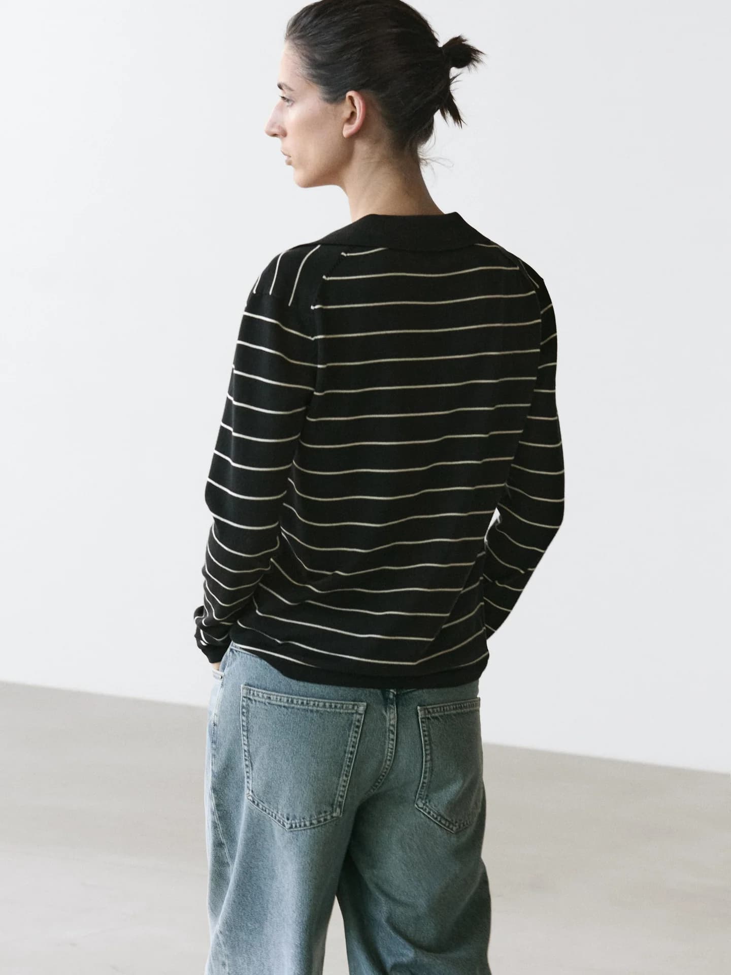 Трикотажный джемпер-поло в хлопковую полоску - фото 8