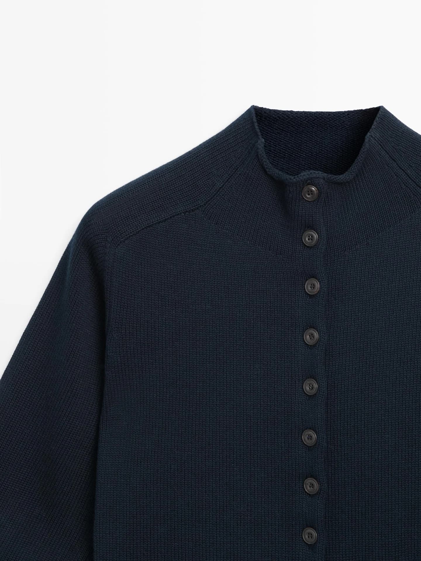 Вязаный кардиган с короткими рукавами до локтя.