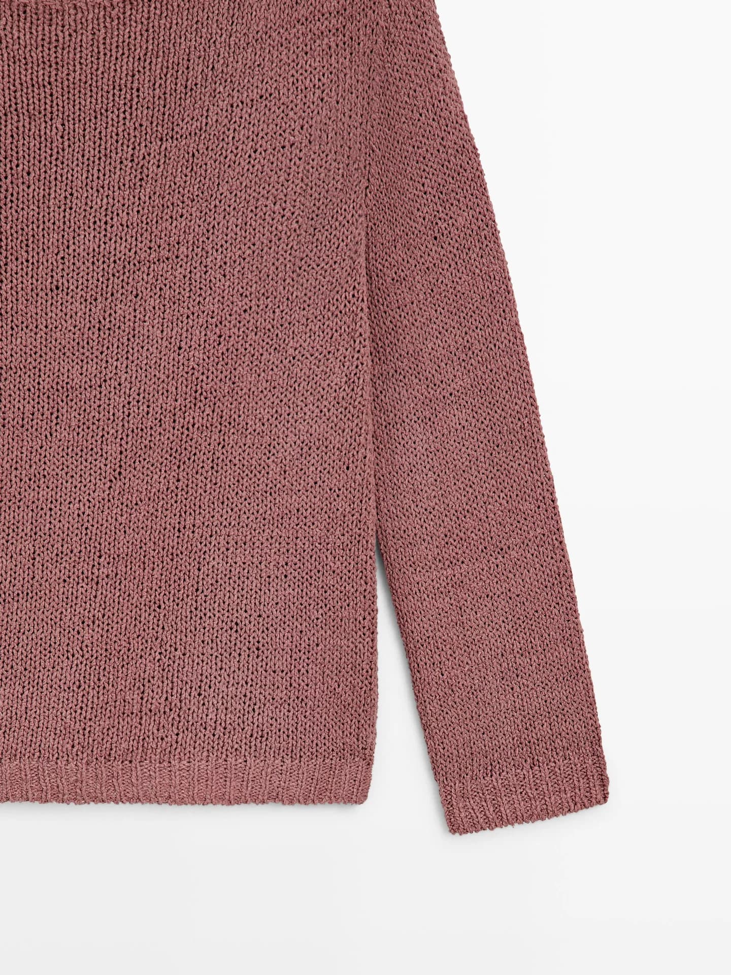 Вязаный свитер с вырезом лодочкой.