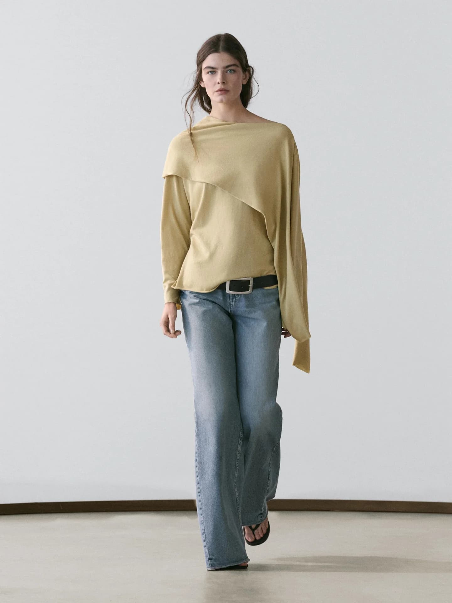 Вязаный свитер с деталью шарфа - фото 4