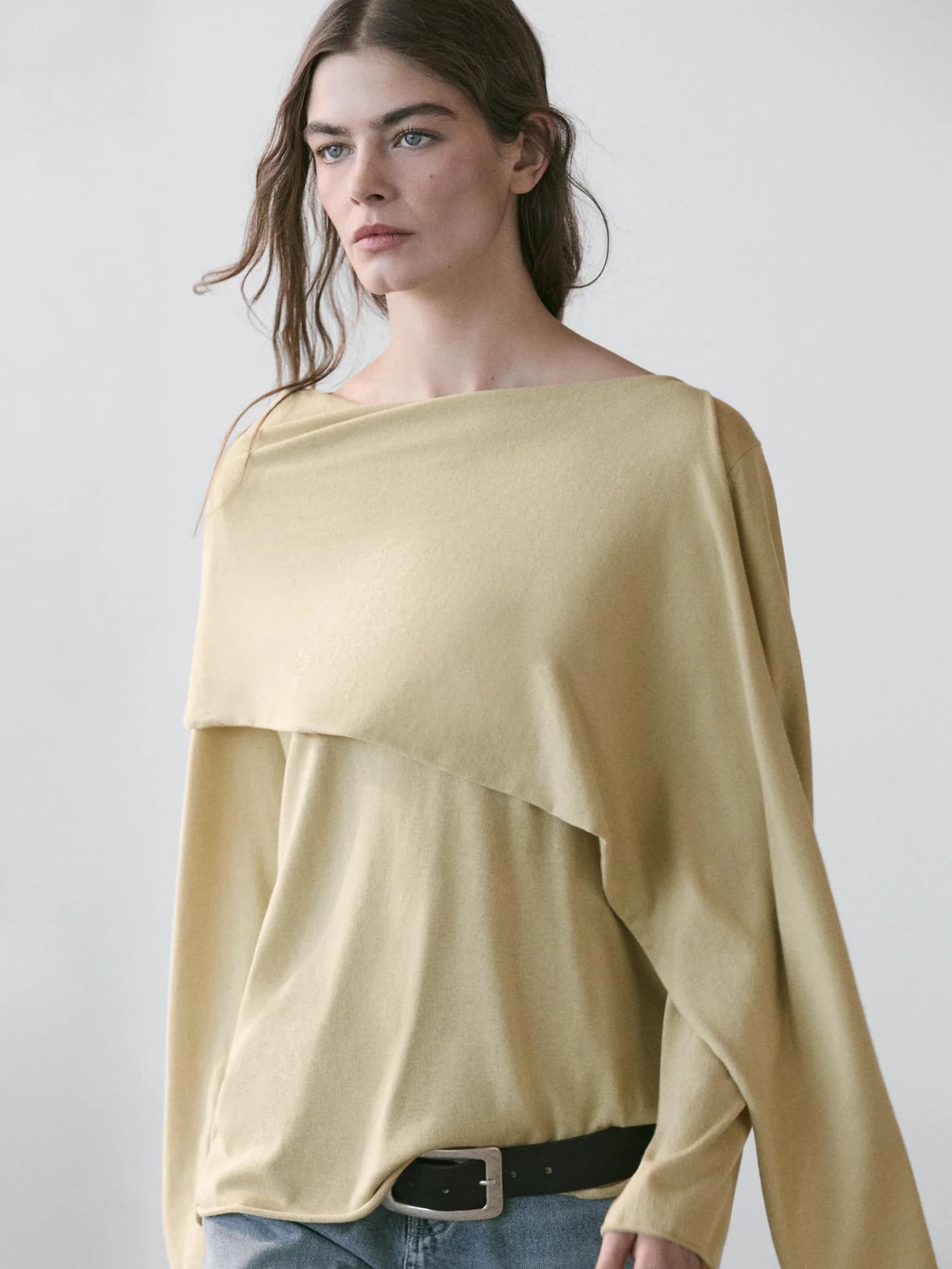 Вязаный свитер с деталью шарфа - фото 8