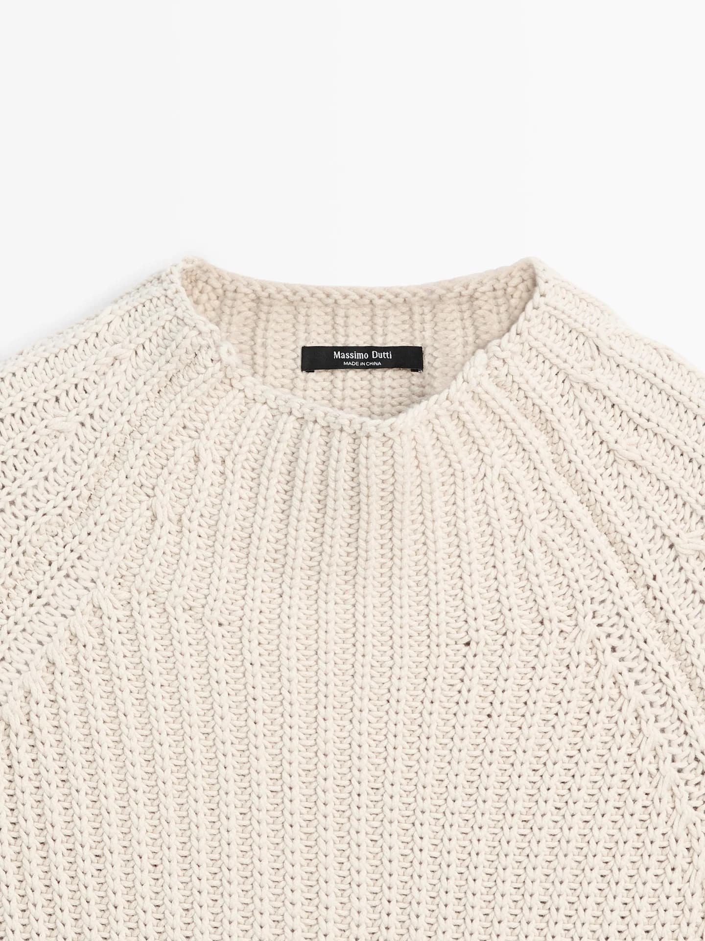 Вязаная накидка с декоративными разрезами. - фото 3