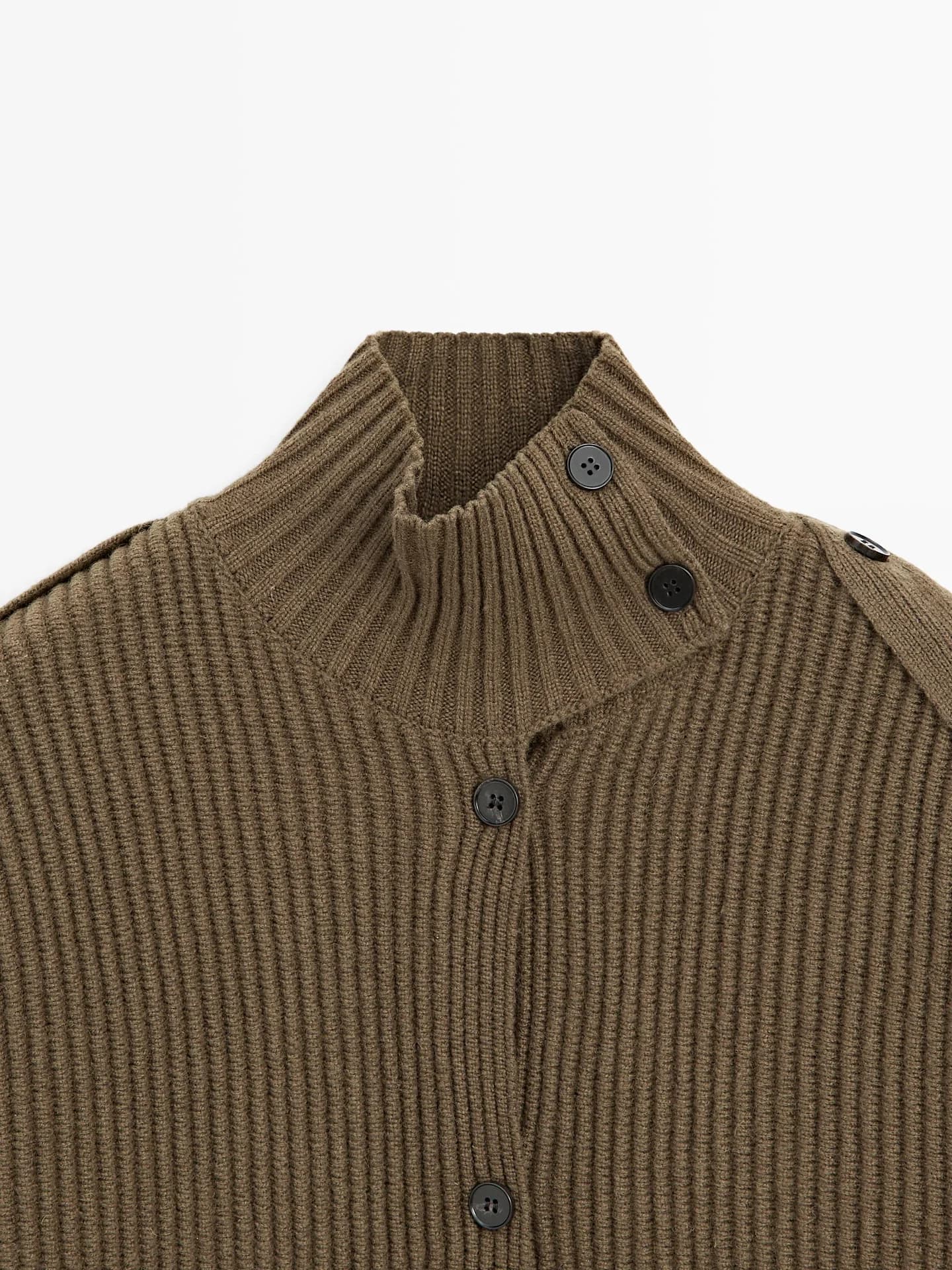 Вязаный кардиган с шерстяными пуговицами. - фото 2