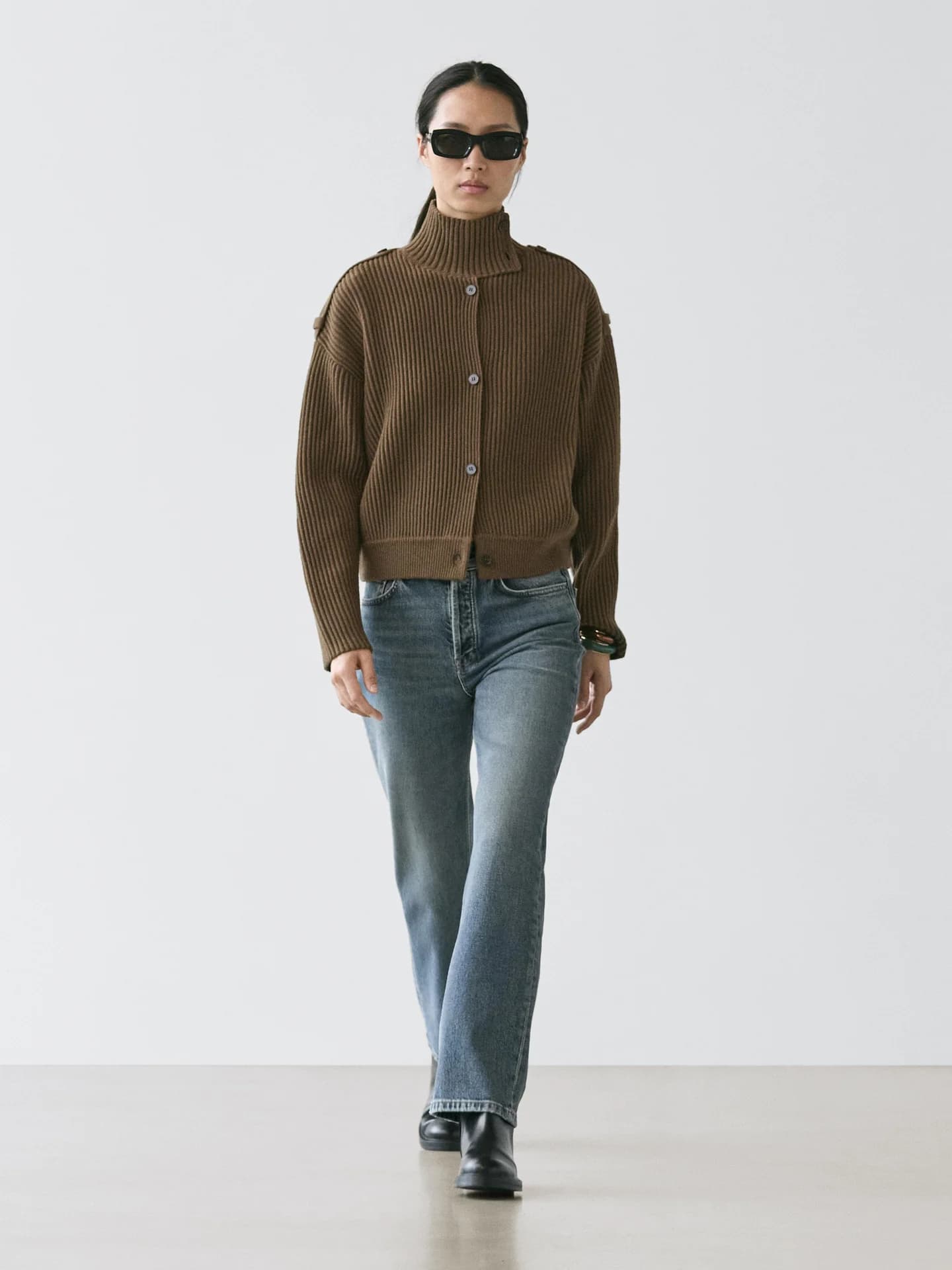 Вязаный кардиган с шерстяными пуговицами. - фото 10