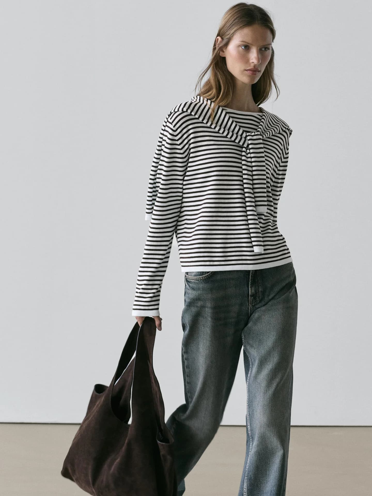 Полосатый вязаный свитер с декоративными рукавами - фото 10