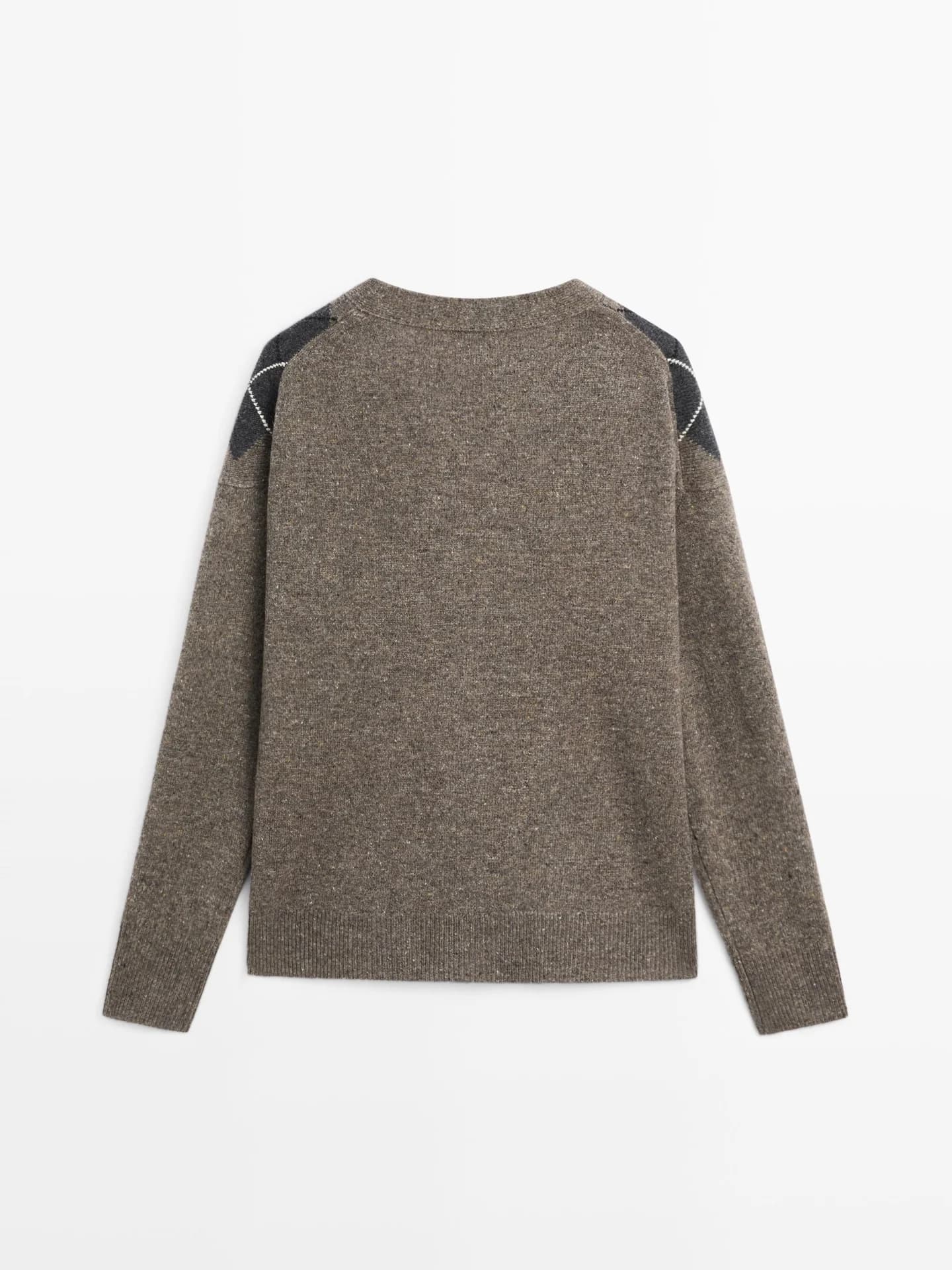 Вязаный шерстяной кардиган с ромбовидным узором. - фото 3