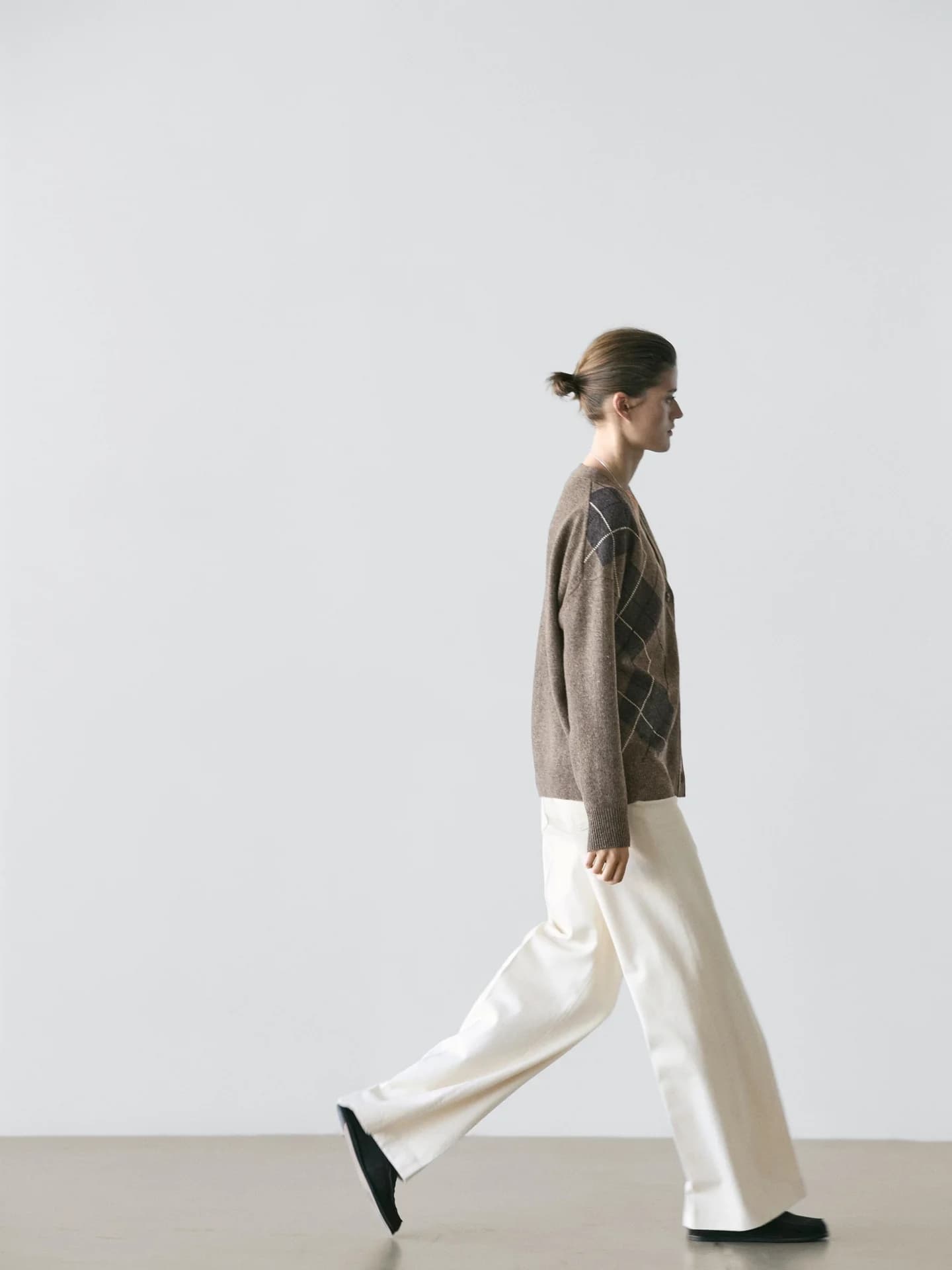 Вязаный шерстяной кардиган с ромбовидным узором. - фото 9