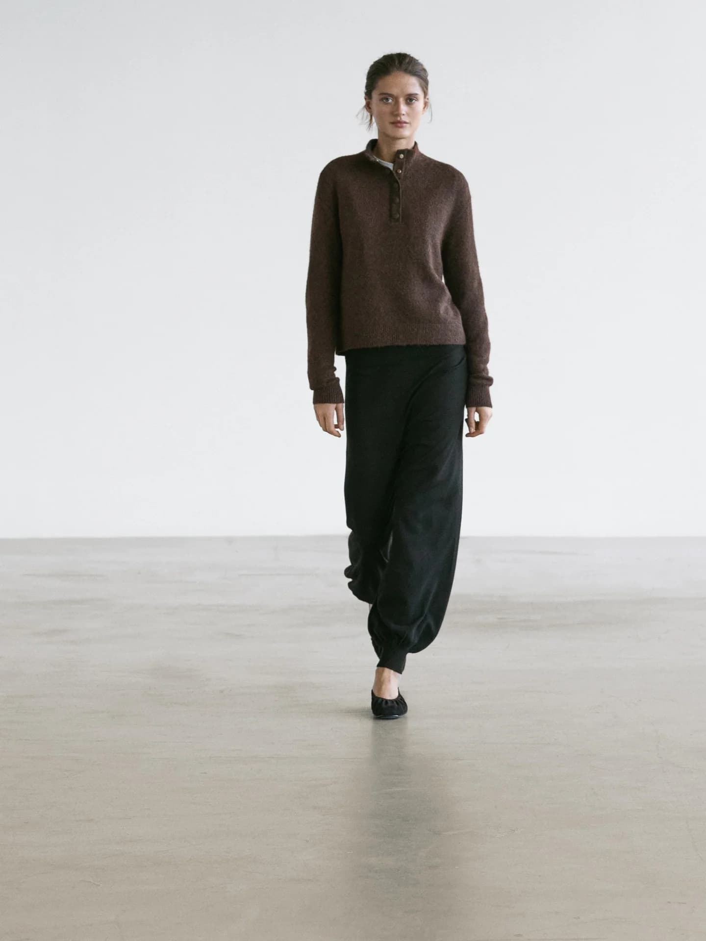 Вязаный свитер с водолазкой и кнопками - фото 8