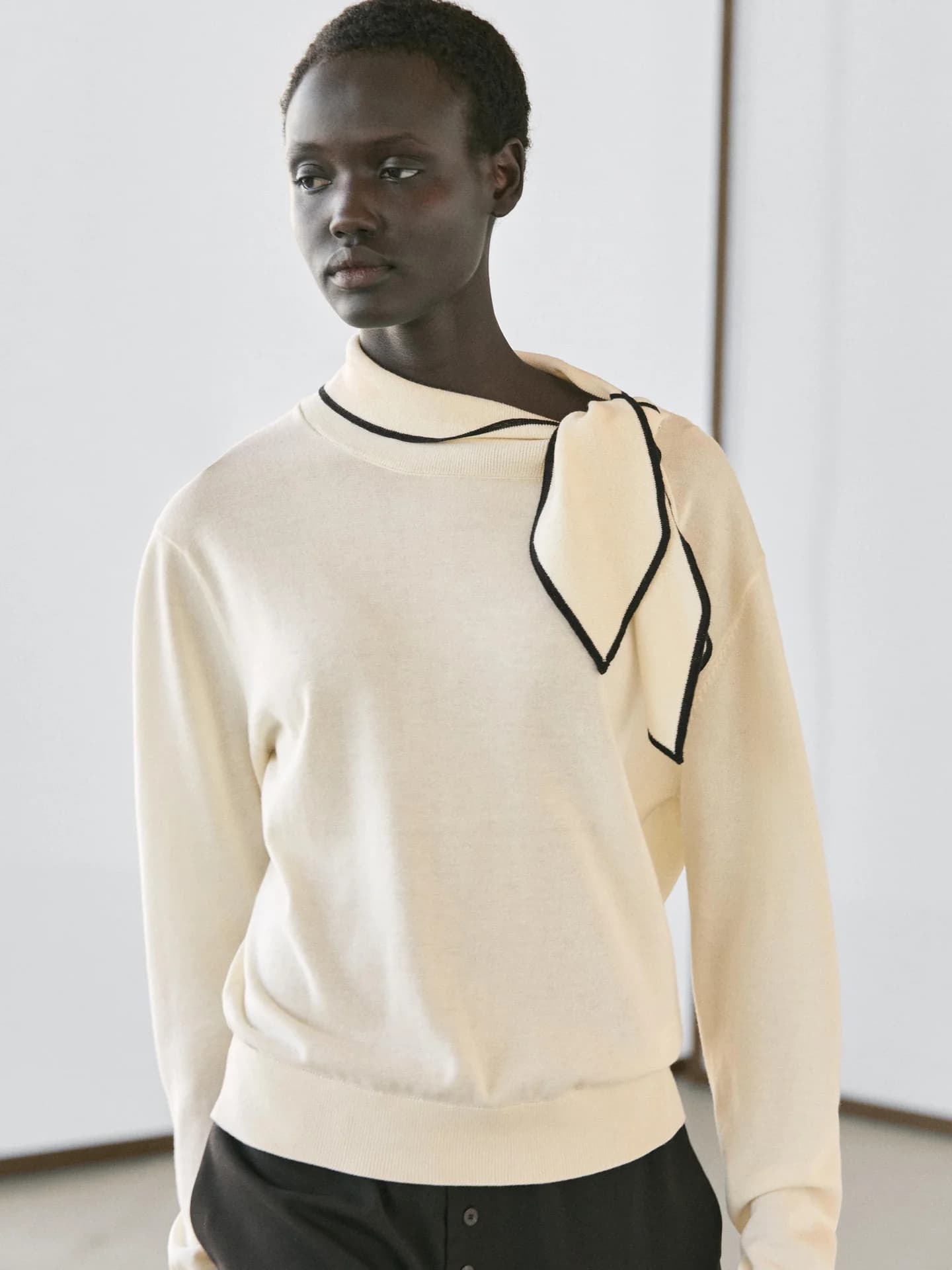 Хлопковый вязаный свитер с шарфом - фото 3